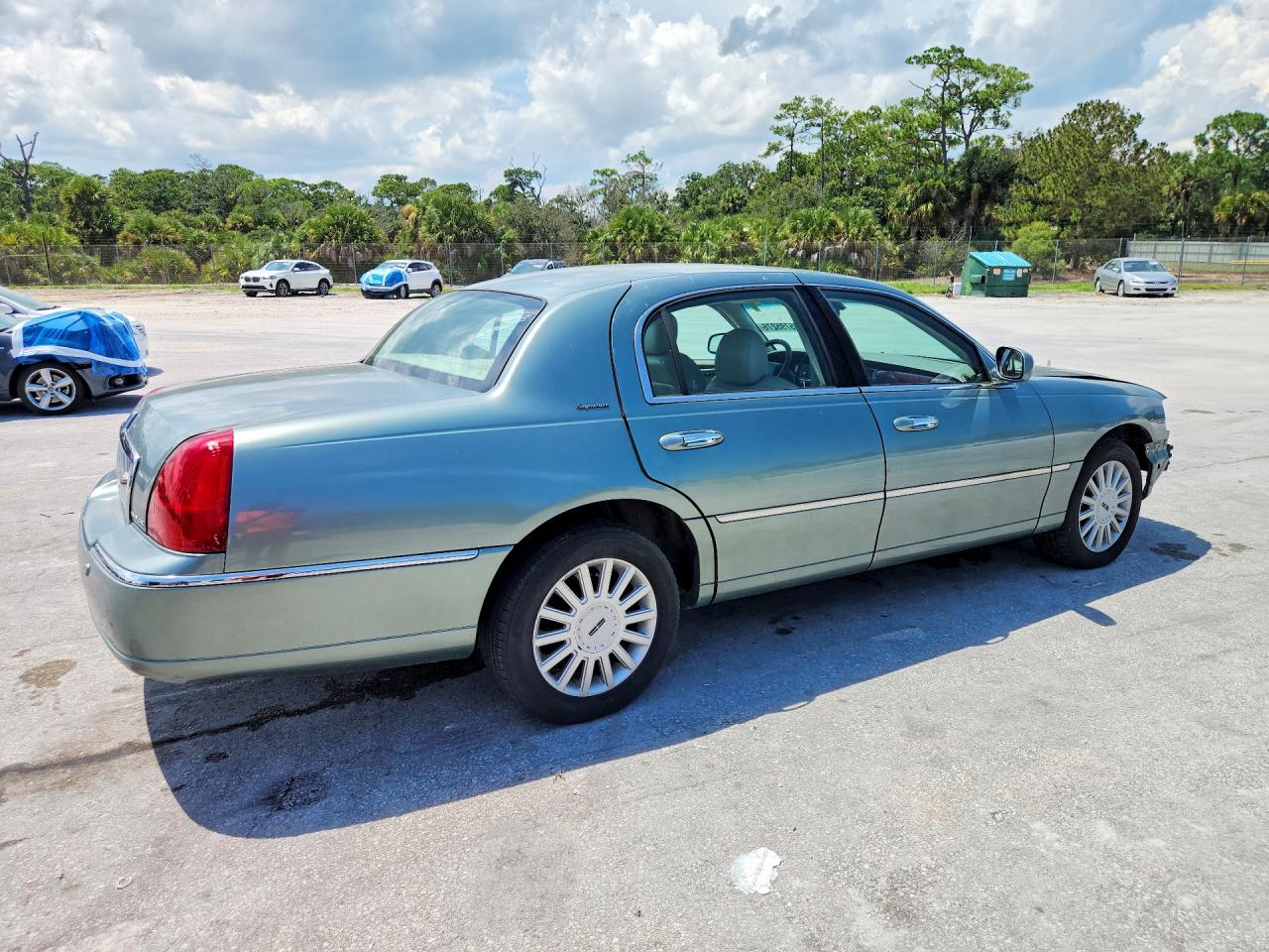 2005 Lincoln Town Car Signature Turquoise vin: 1LNHM81W65Y611468