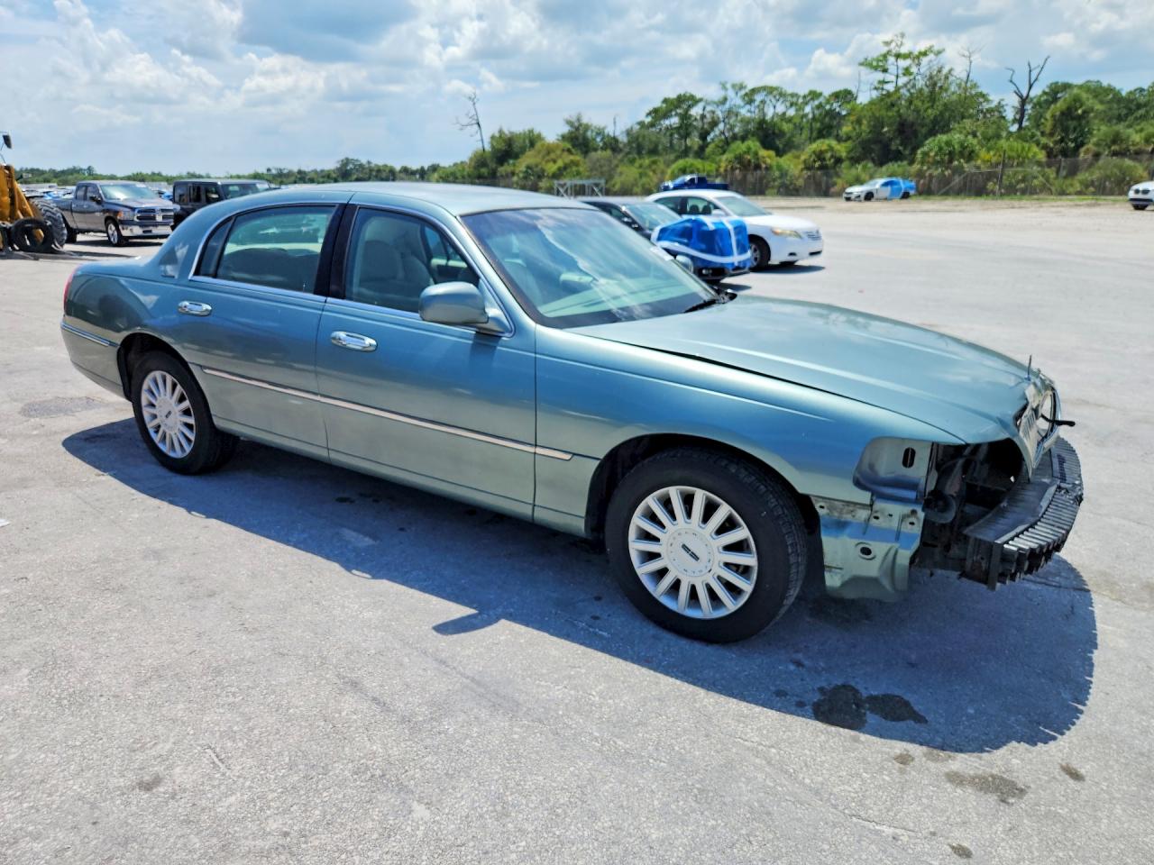 2005 Lincoln Town Car Signature Turquoise vin: 1LNHM81W65Y611468