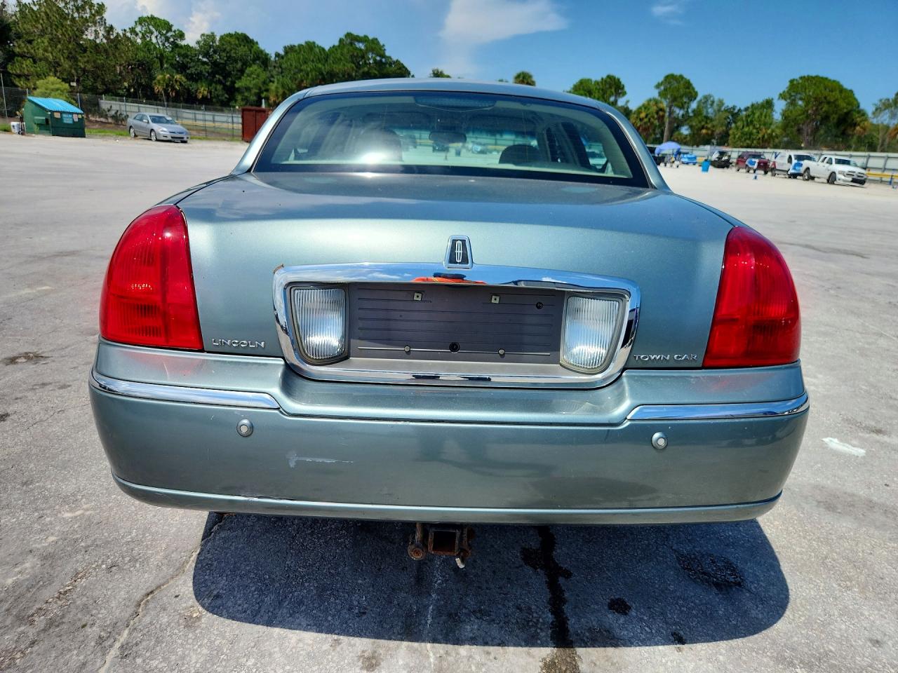 2005 Lincoln Town Car Signature Turquoise vin: 1LNHM81W65Y611468