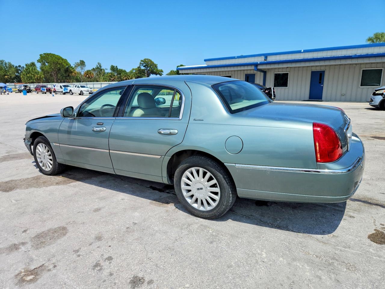 2005 Lincoln Town Car Signature Turquoise vin: 1LNHM81W65Y611468