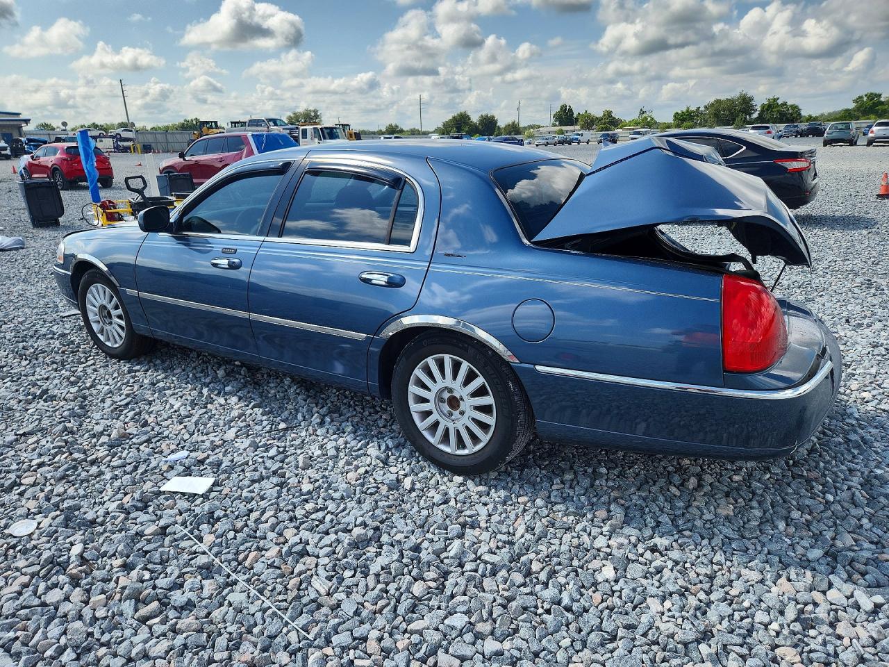 2005 Lincoln Town Car Signature Blue vin: 1LNHM81W65Y652991