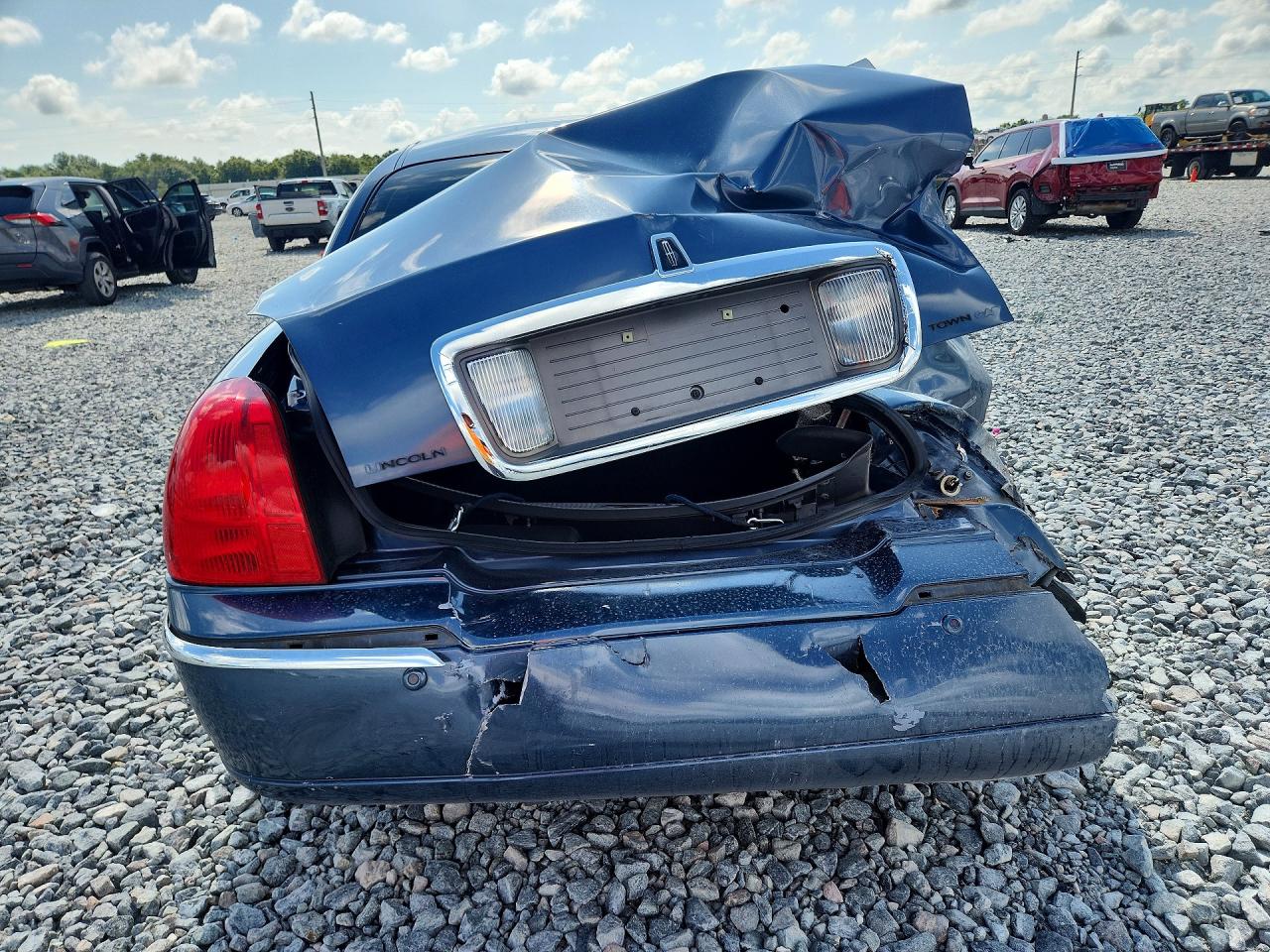 2005 Lincoln Town Car Signature Blue vin: 1LNHM81W65Y652991
