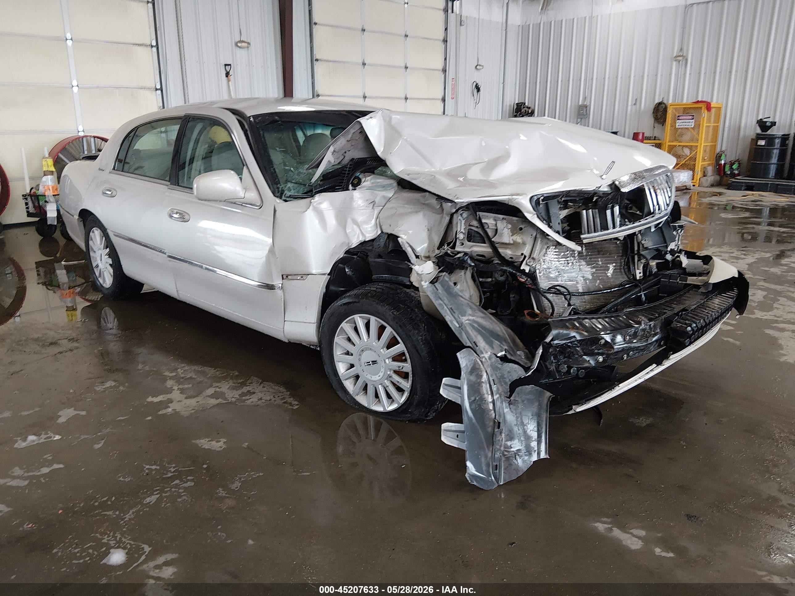 2005 Lincoln Town Car Signature White vin: 1LNHM81W65Y661772