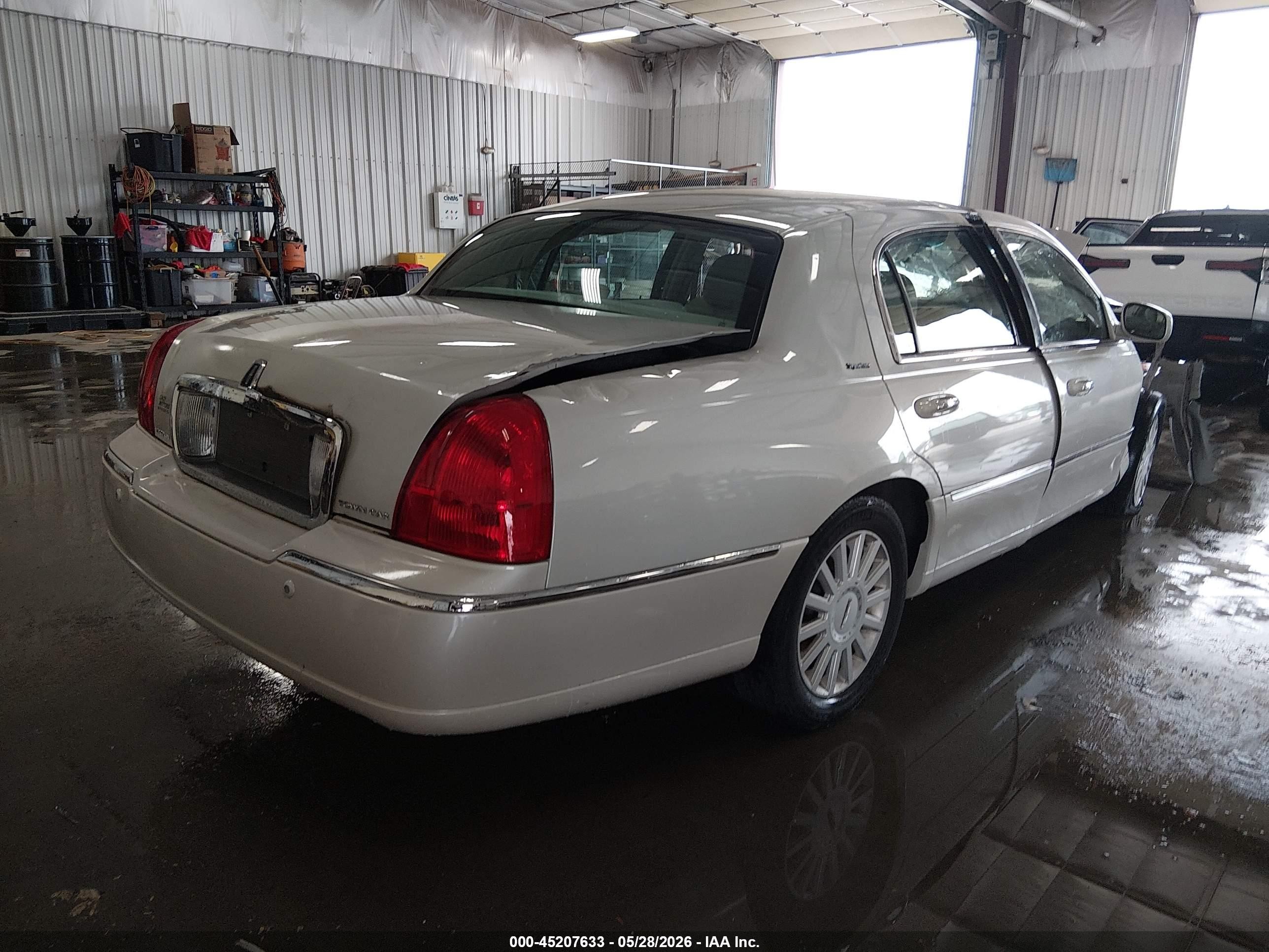 2005 Lincoln Town Car Signature Белый vin: 1LNHM81W65Y661772