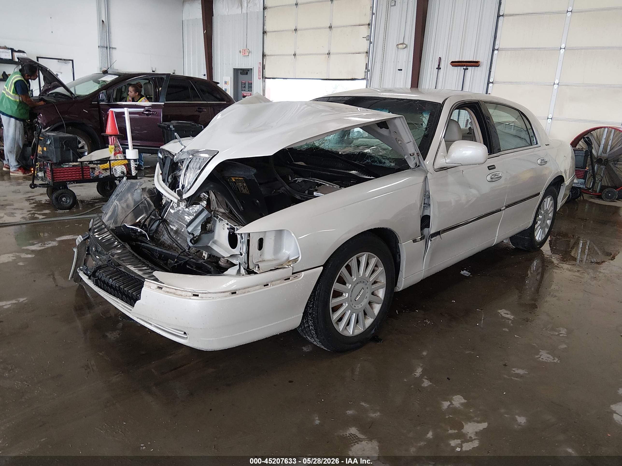 2005 Lincoln Town Car Signature Белый vin: 1LNHM81W65Y661772