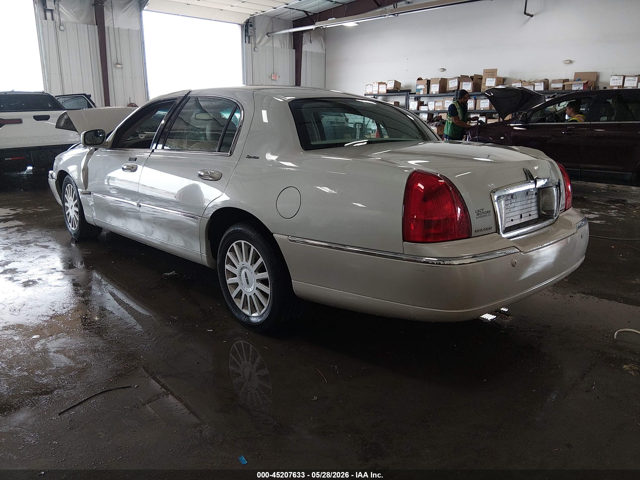 2005 Lincoln Town Car Signature Белый vin: 1LNHM81W65Y661772