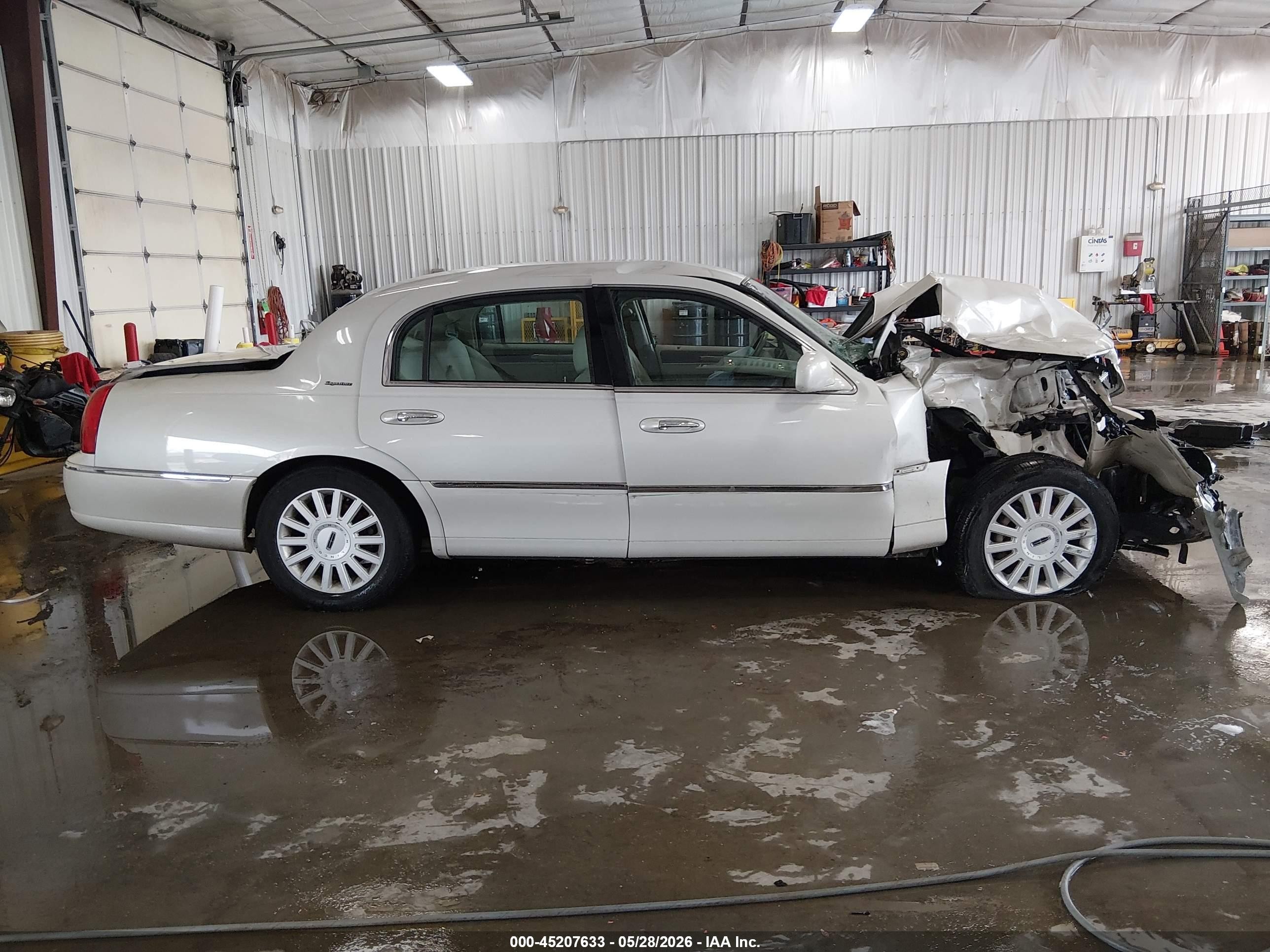 2005 Lincoln Town Car Signature Белый vin: 1LNHM81W65Y661772