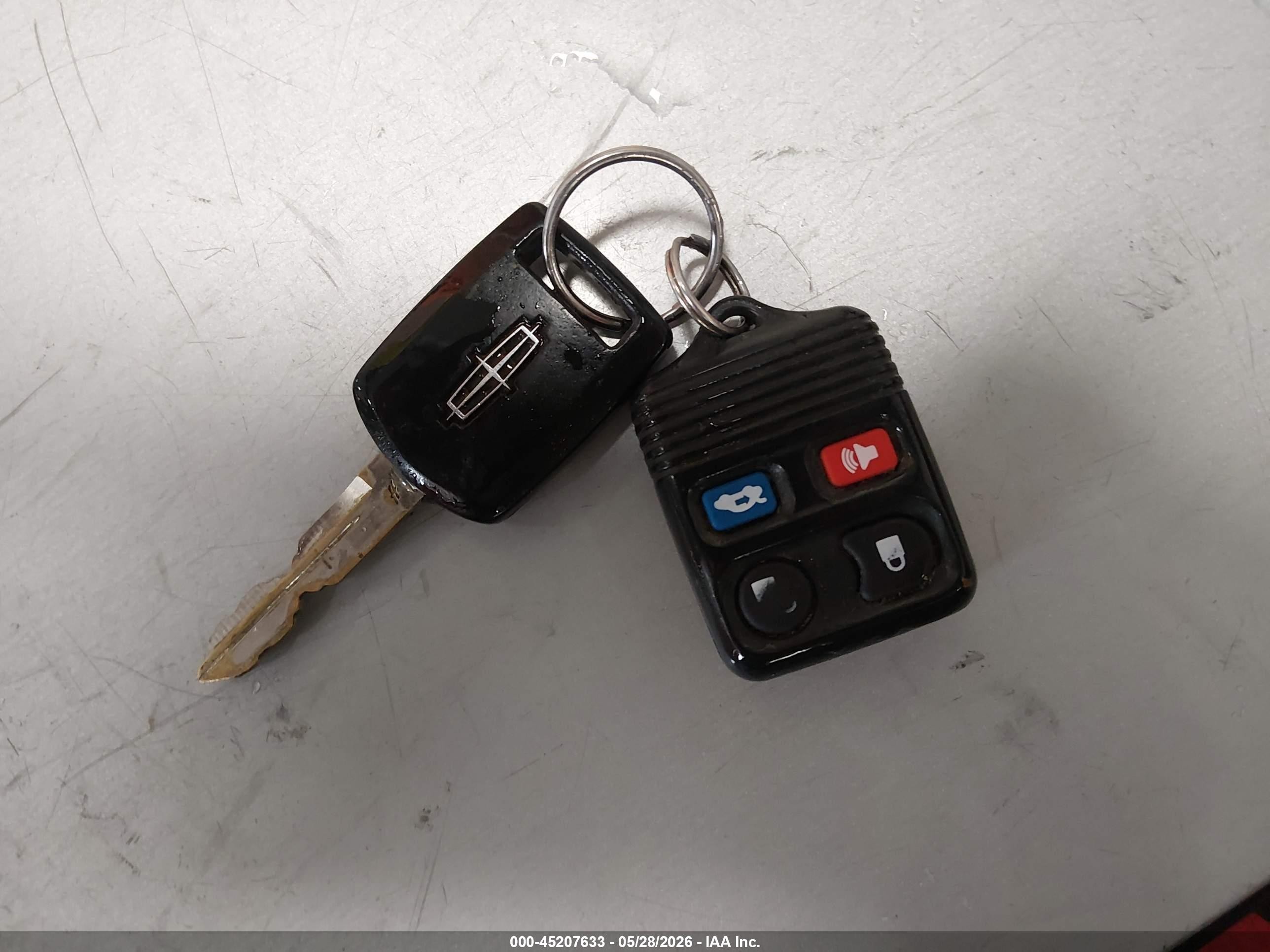 2005 Lincoln Town Car Signature Белый vin: 1LNHM81W65Y661772