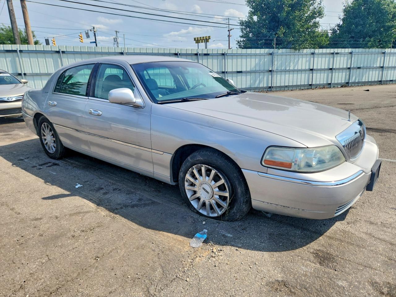 2007 Lincoln Town Car Signature Silver vin: 1LNHM81W67Y601087