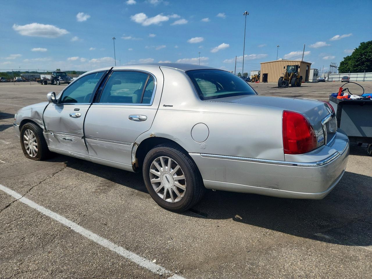 2007 Lincoln Town Car Signature Silver vin: 1LNHM81W67Y601087
