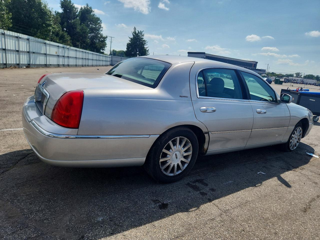 2007 Lincoln Town Car Signature Silver vin: 1LNHM81W67Y601087