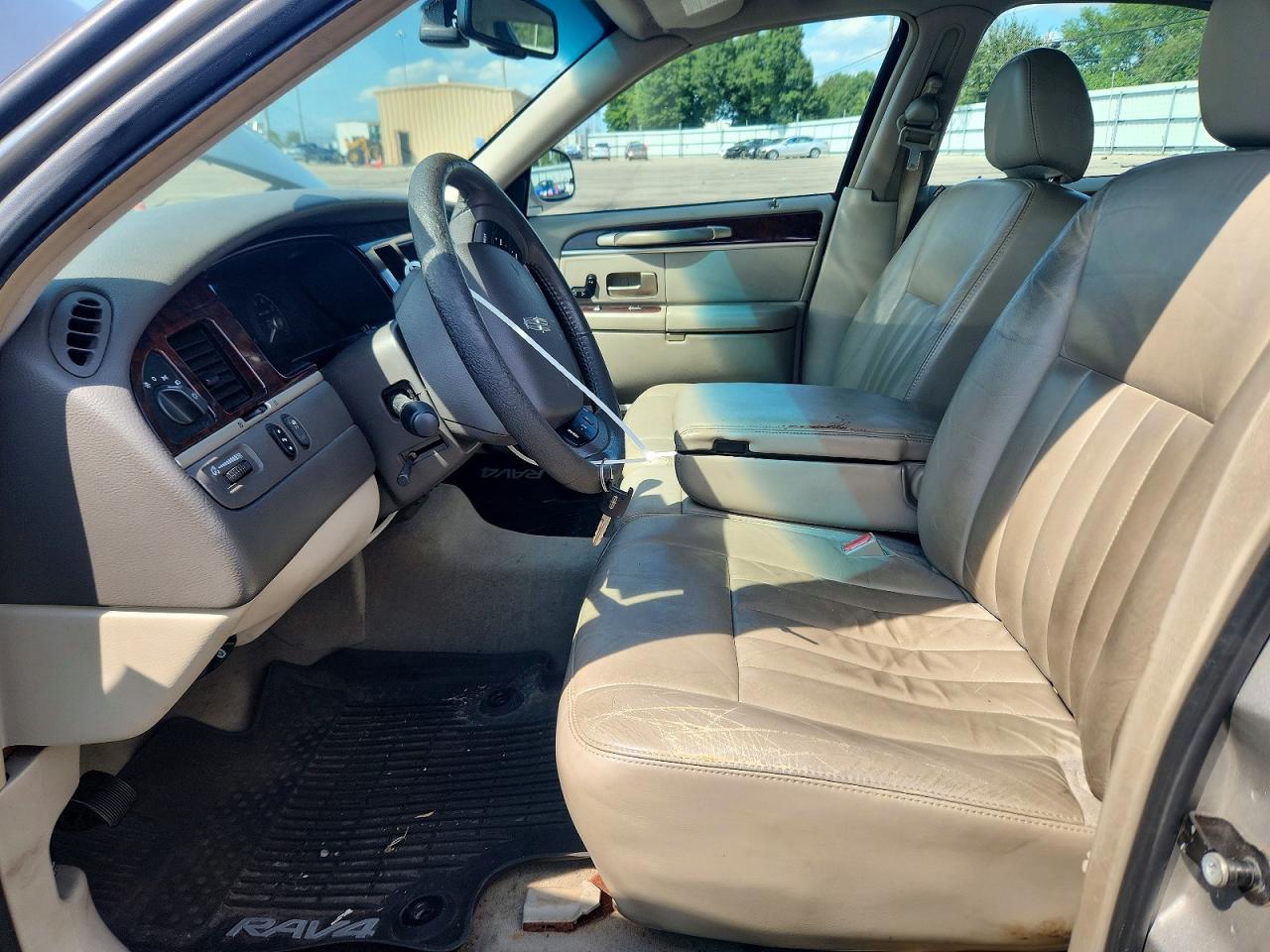 2007 Lincoln Town Car Signature Silver vin: 1LNHM81W67Y601087