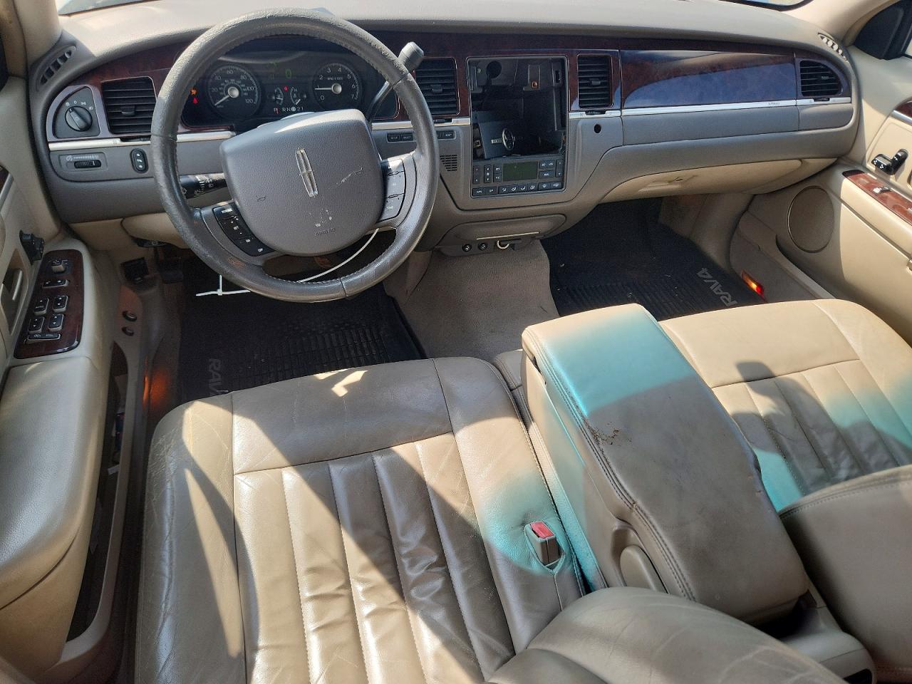 2007 Lincoln Town Car Signature Silver vin: 1LNHM81W67Y601087
