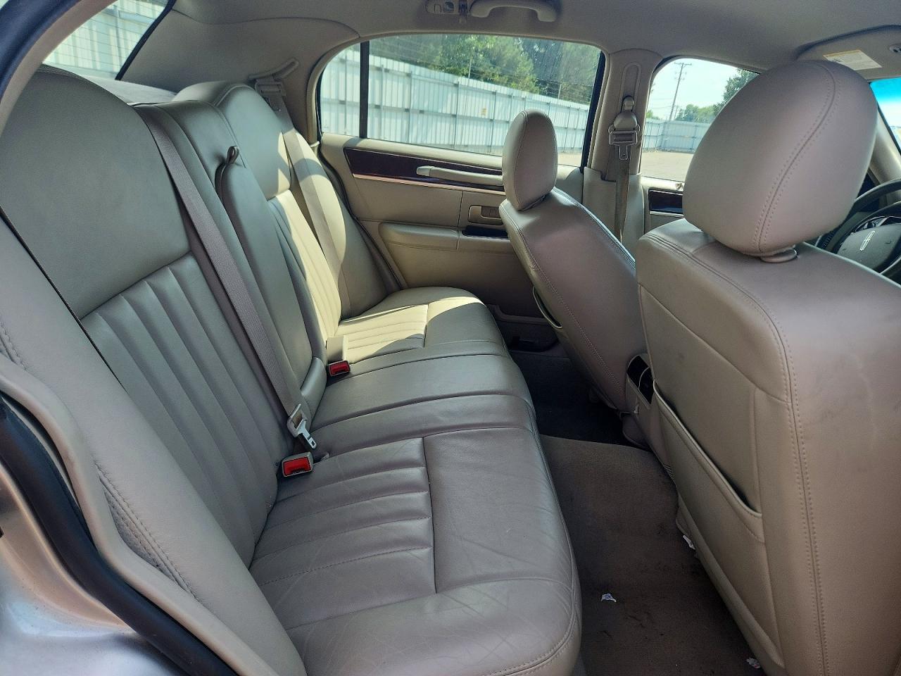 2007 Lincoln Town Car Signature Silver vin: 1LNHM81W67Y601087