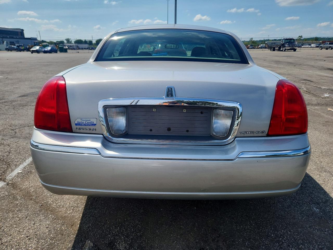 2007 Lincoln Town Car Signature Silver vin: 1LNHM81W67Y601087