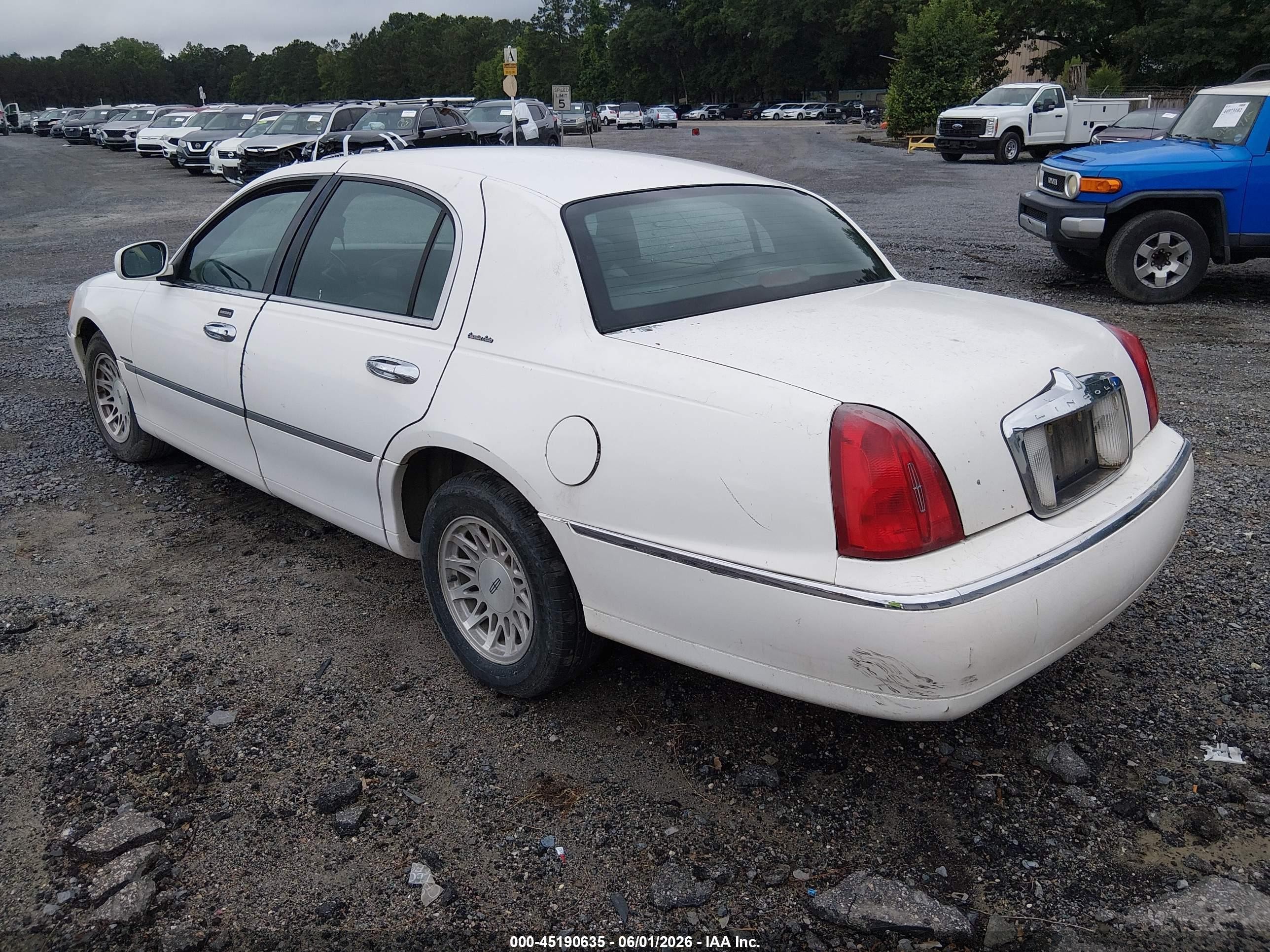 1999 Lincoln Town Car Executive White vin: 1LNHM81W6XY706020