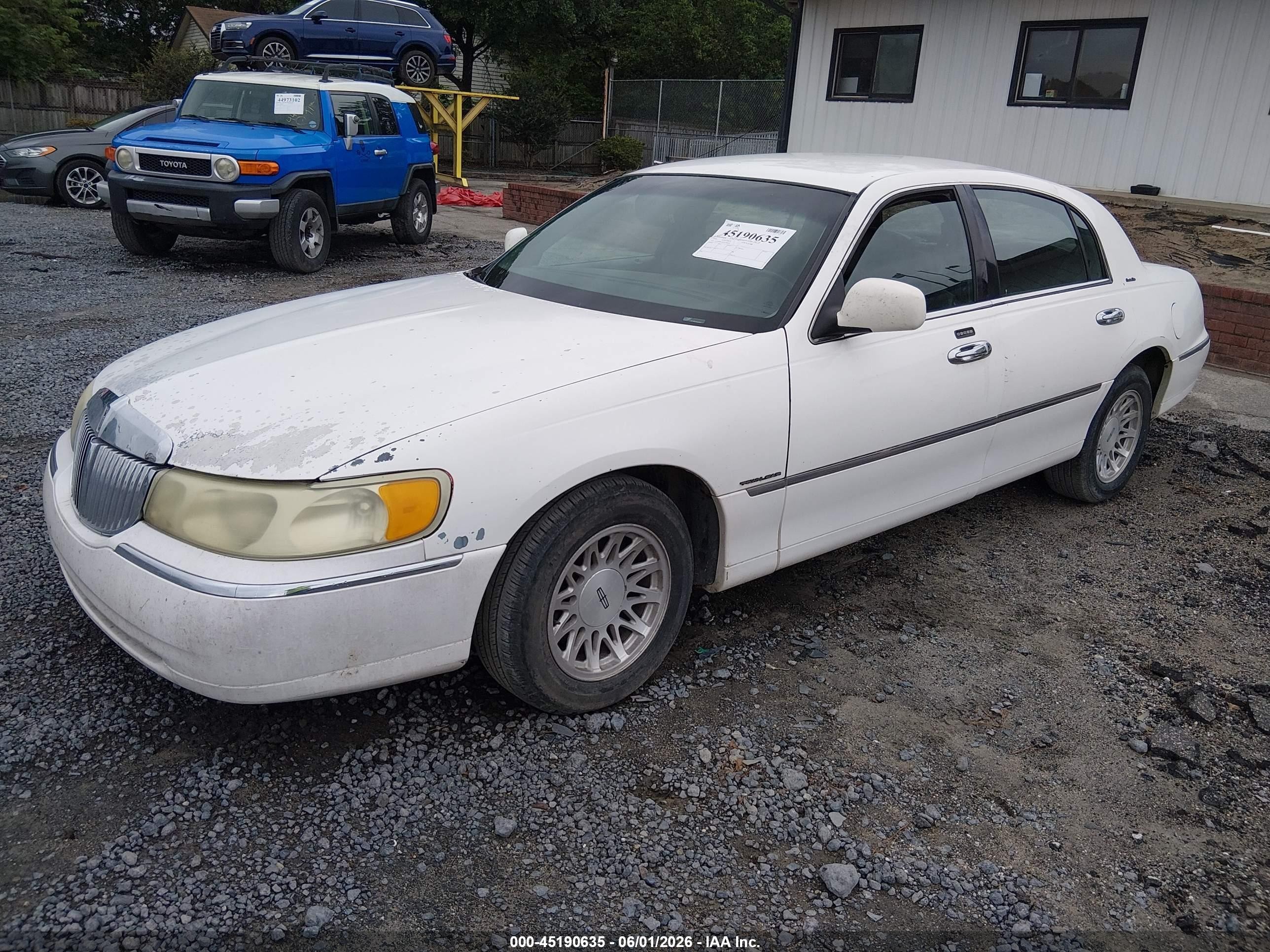 1999 Lincoln Town Car Executive White vin: 1LNHM81W6XY706020