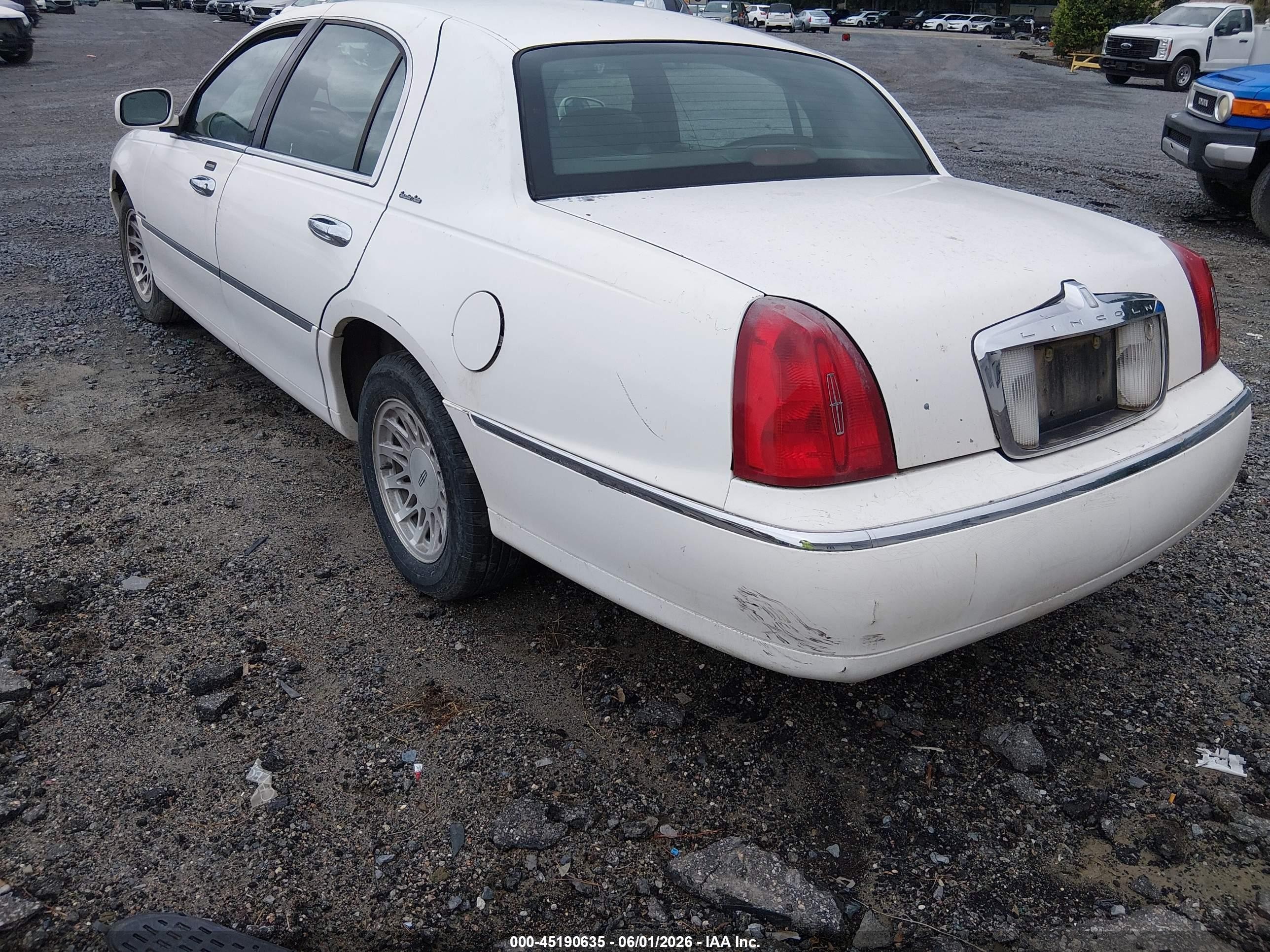 1999 Lincoln Town Car Executive White vin: 1LNHM81W6XY706020