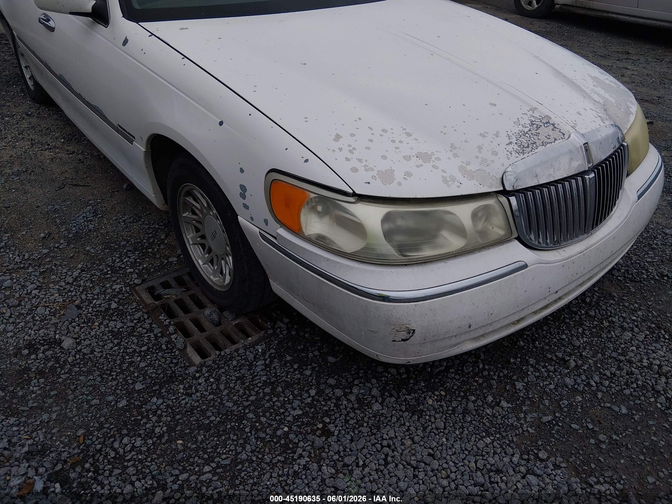 1999 Lincoln Town Car Executive White vin: 1LNHM81W6XY706020