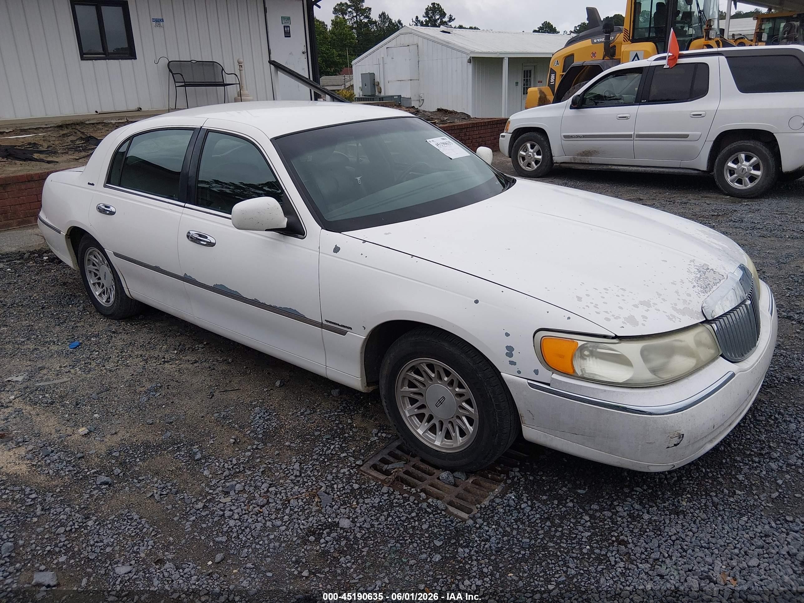 1999 Lincoln Town Car Executive White vin: 1LNHM81W6XY706020