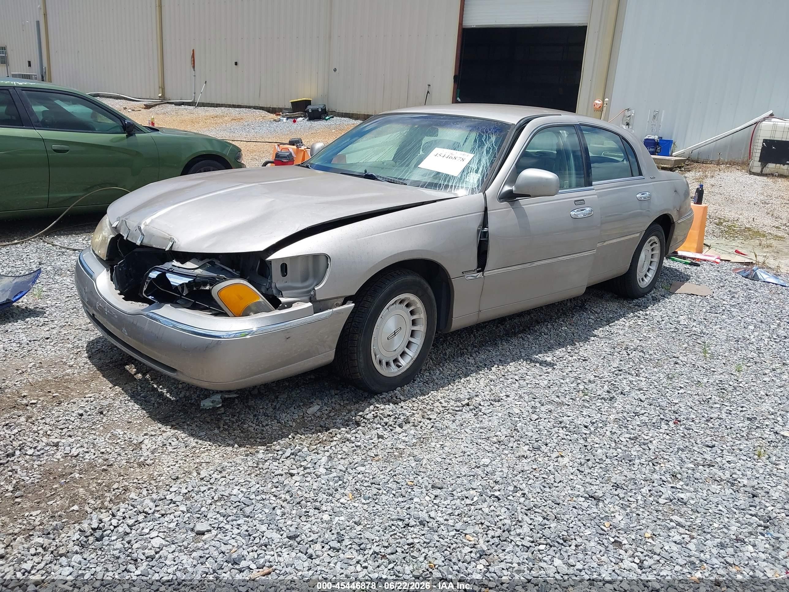 1999 Lincoln Town Car Executive Бежевый vin: 1LNHM81W6XY718801
