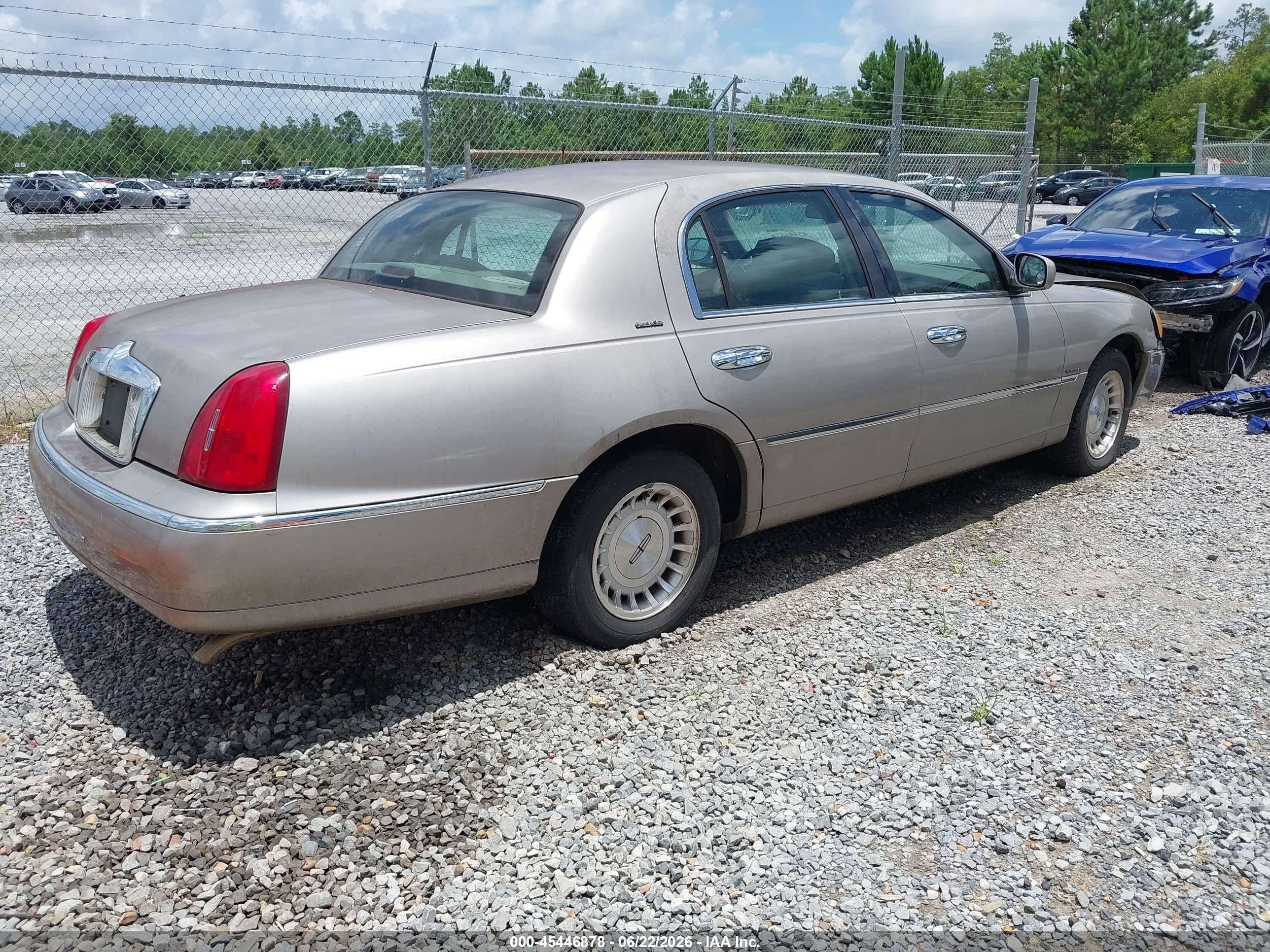 1999 Lincoln Town Car Executive Бежевый vin: 1LNHM81W6XY718801