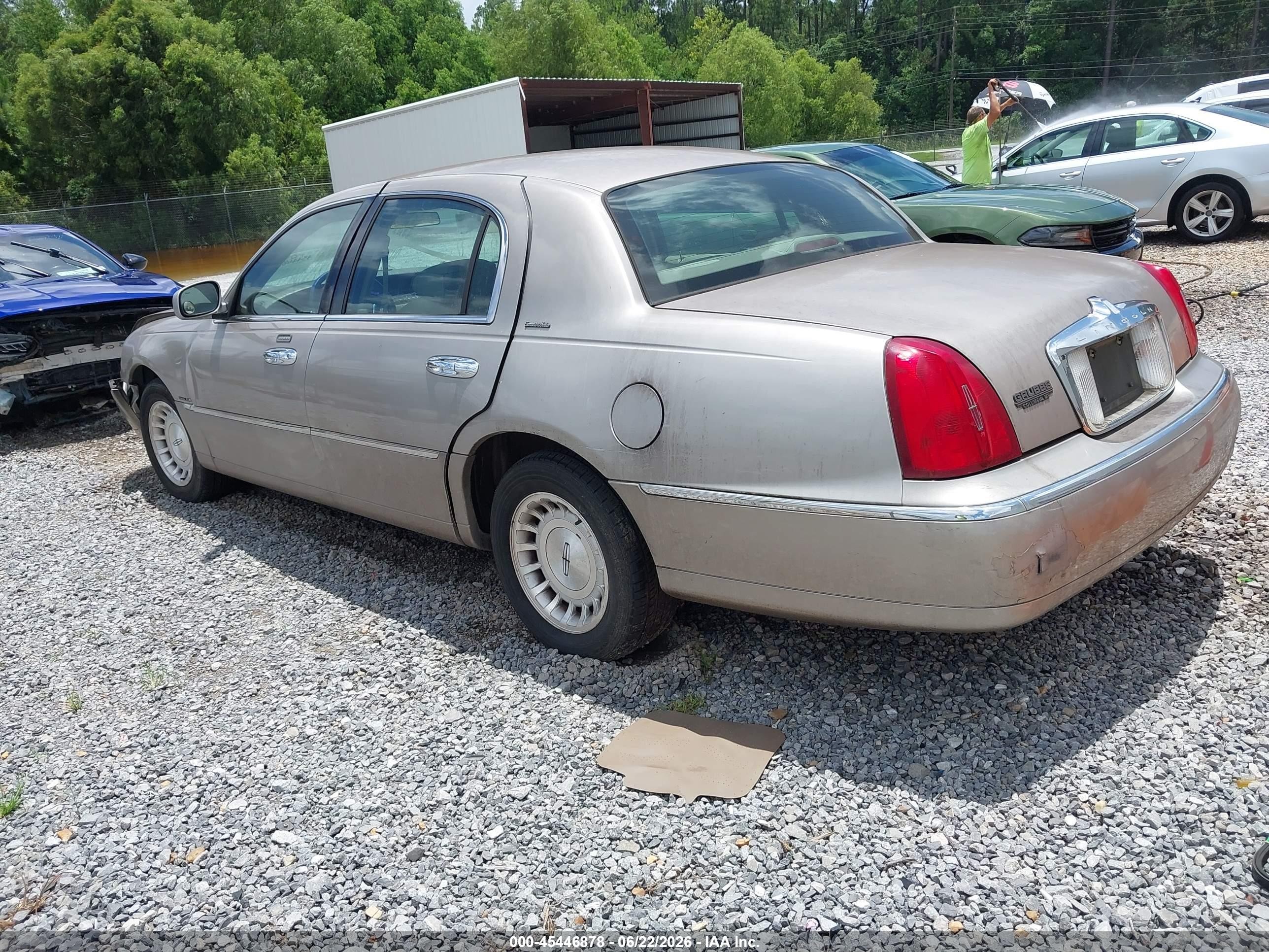 1999 Lincoln Town Car Executive Бежевый vin: 1LNHM81W6XY718801