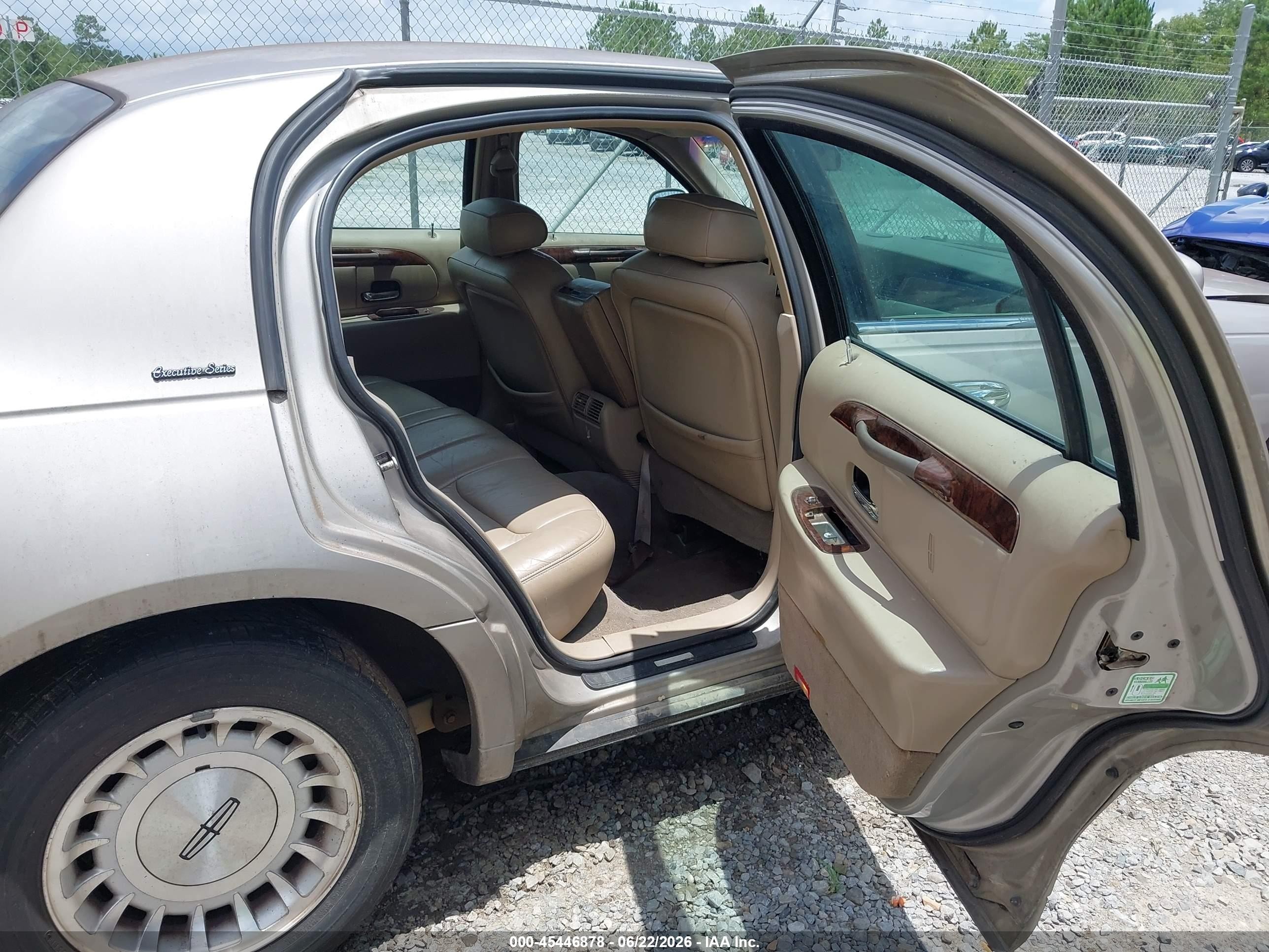 1999 Lincoln Town Car Executive Бежевый vin: 1LNHM81W6XY718801