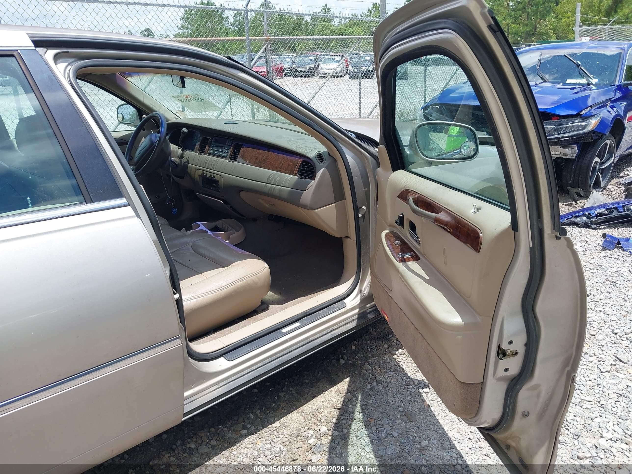 1999 Lincoln Town Car Executive Бежевый vin: 1LNHM81W6XY718801