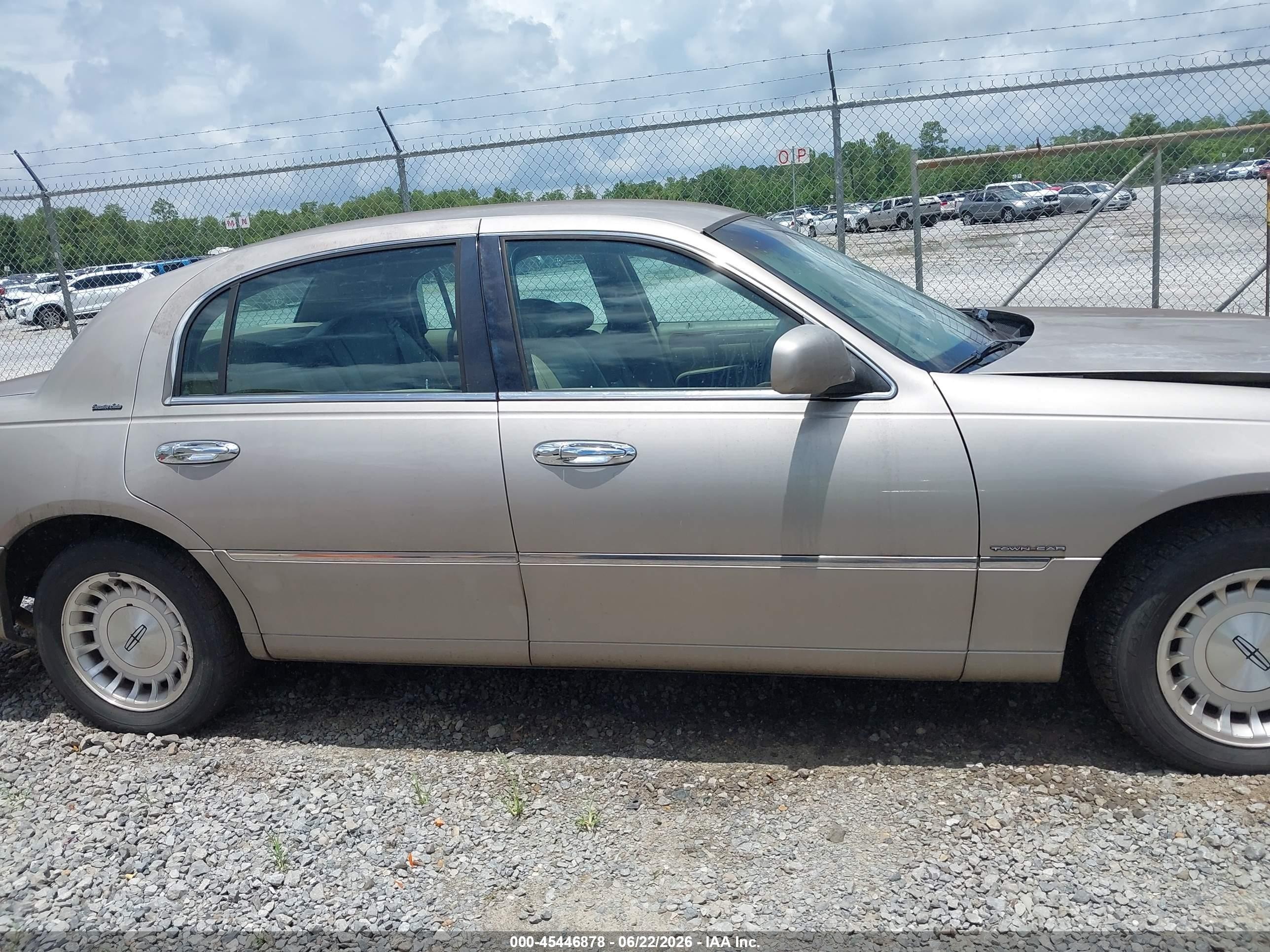 1999 Lincoln Town Car Executive Бежевый vin: 1LNHM81W6XY718801