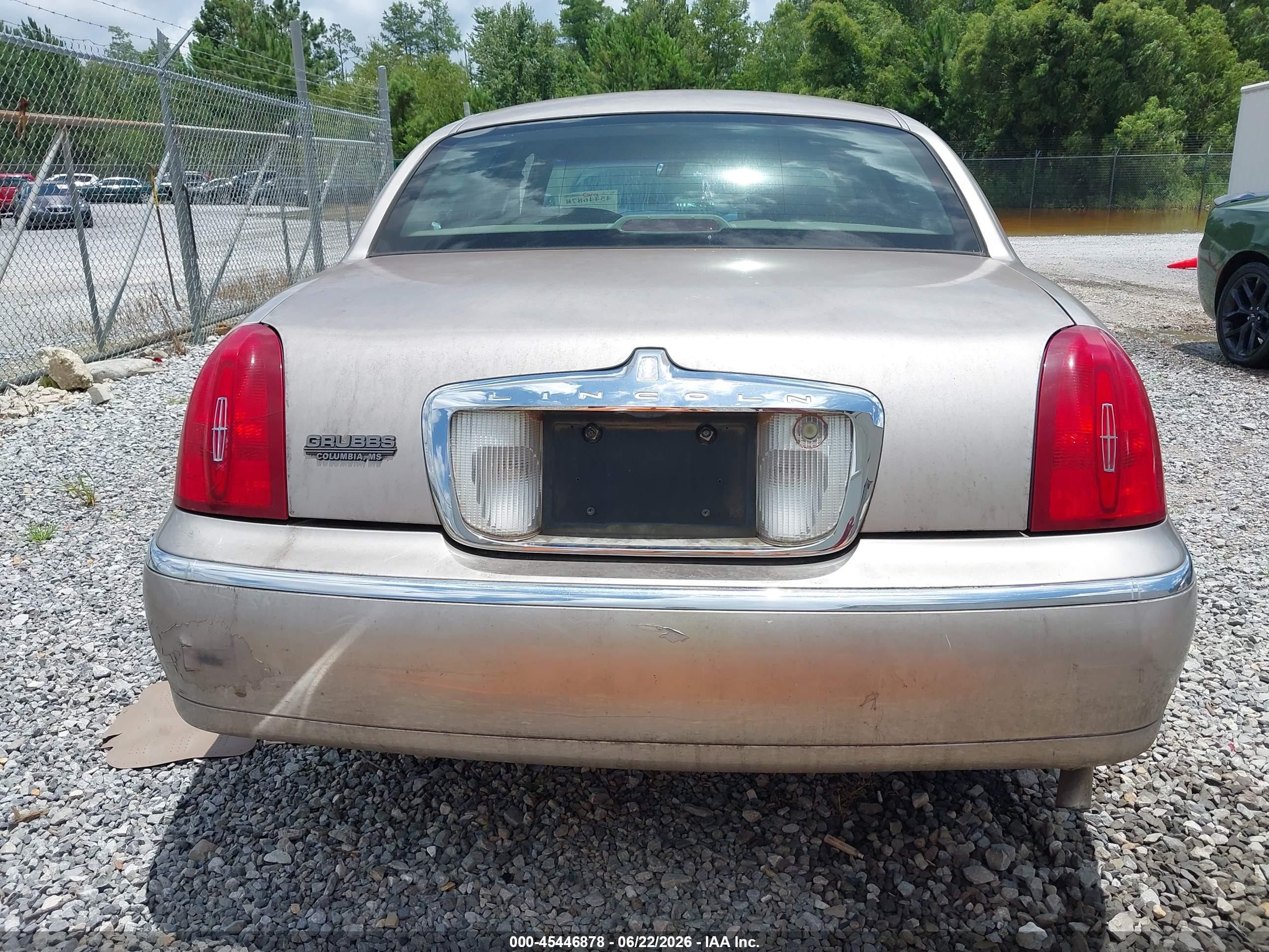 1999 Lincoln Town Car Executive Бежевый vin: 1LNHM81W6XY718801