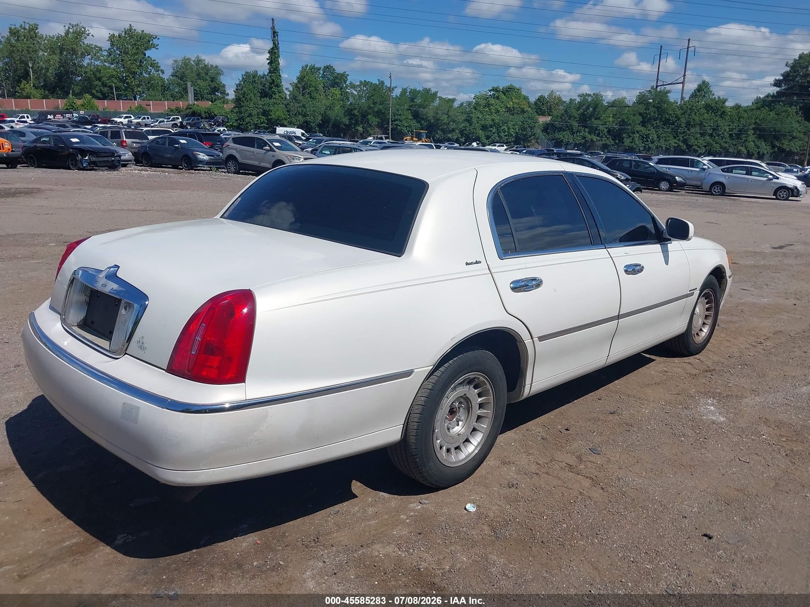 2000 Lincoln Town Car Executive White vin: 1LNHM81W6YY813201