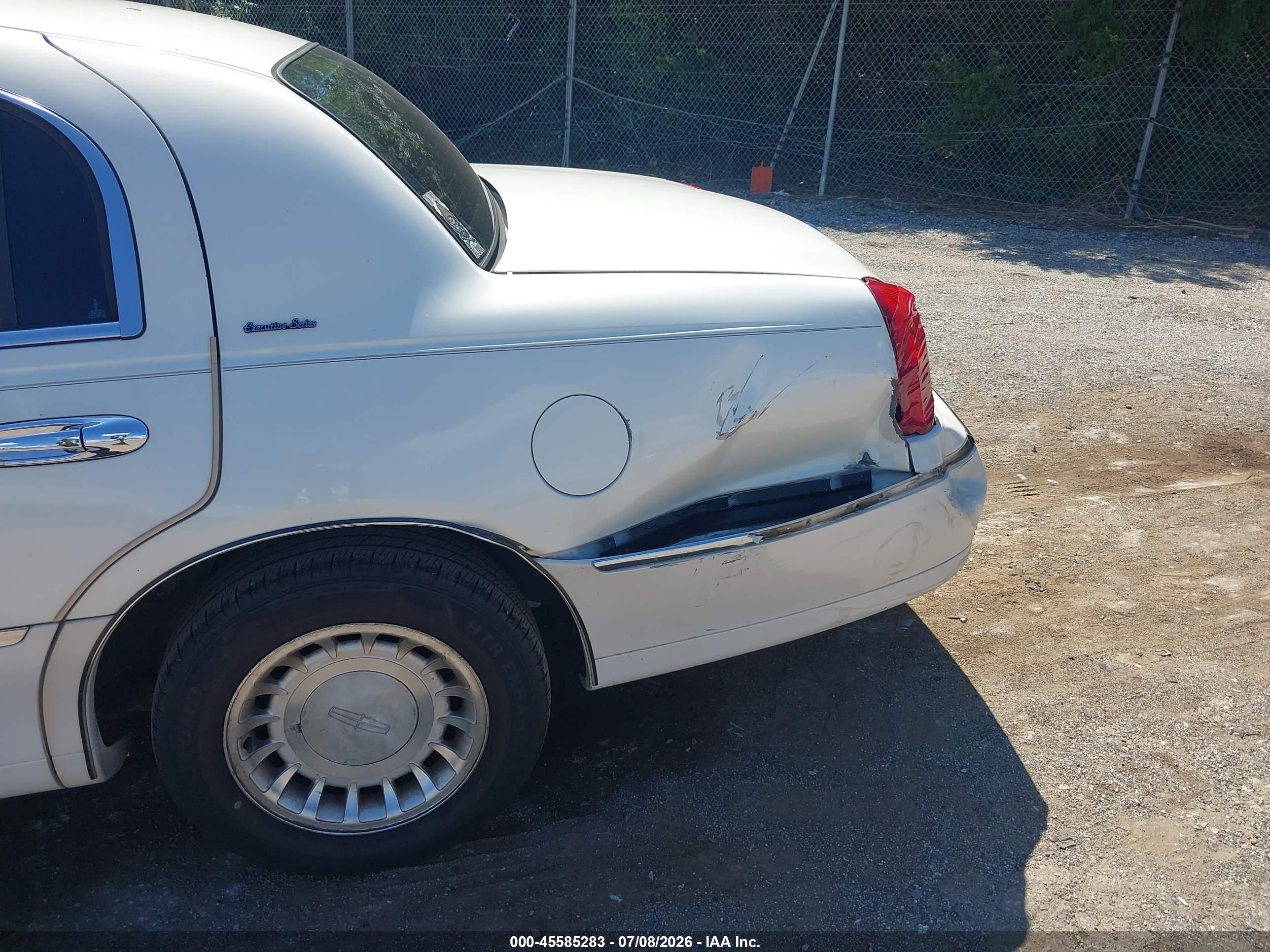 2000 Lincoln Town Car Executive White vin: 1LNHM81W6YY813201