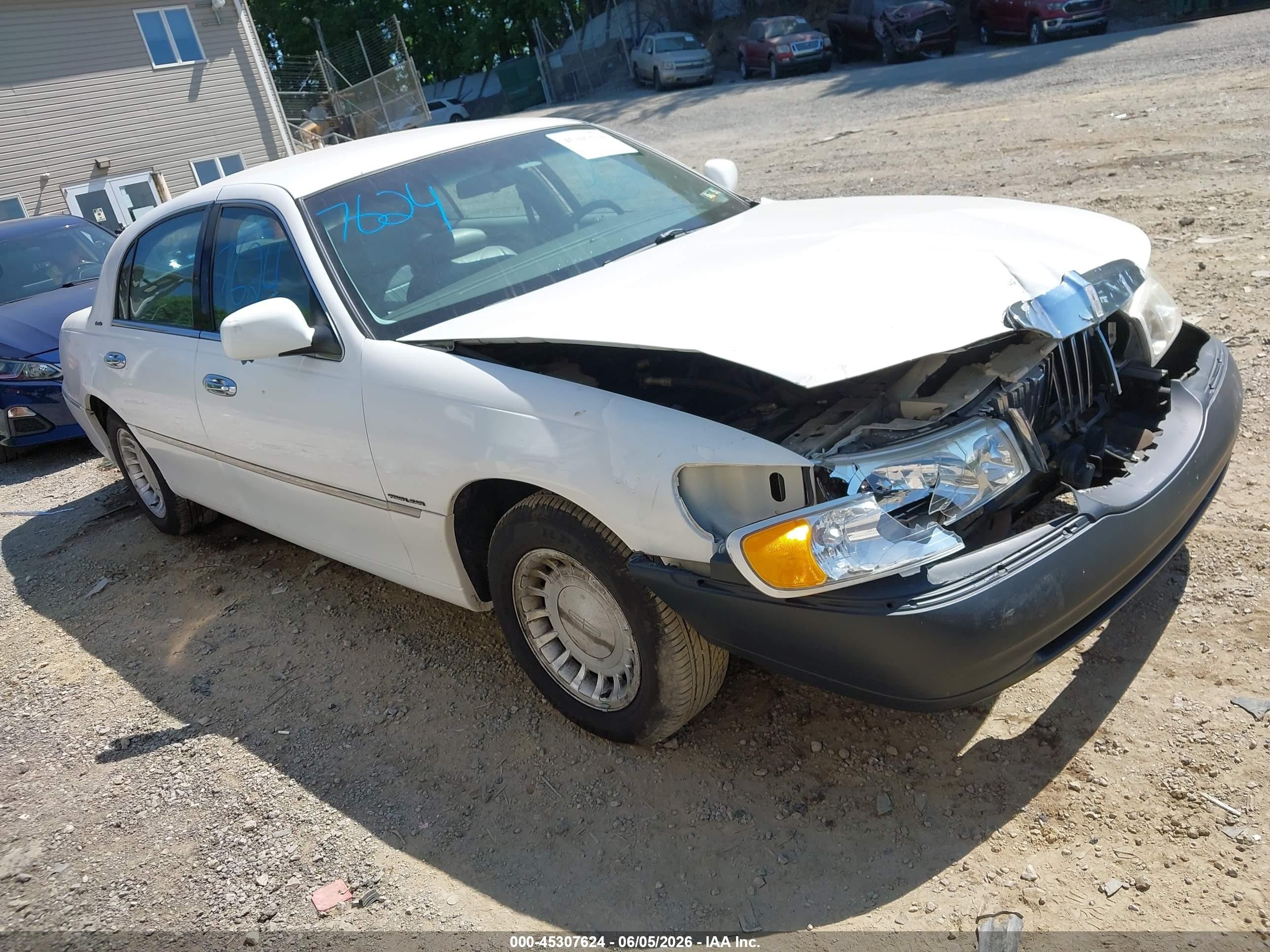 2000 Lincoln Town Car Executive White vin: 1LNHM81W6YY880235
