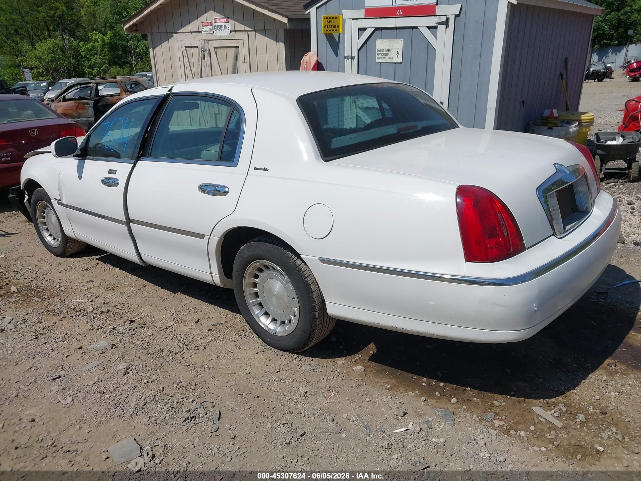 2000 Lincoln Town Car Executive White vin: 1LNHM81W6YY880235