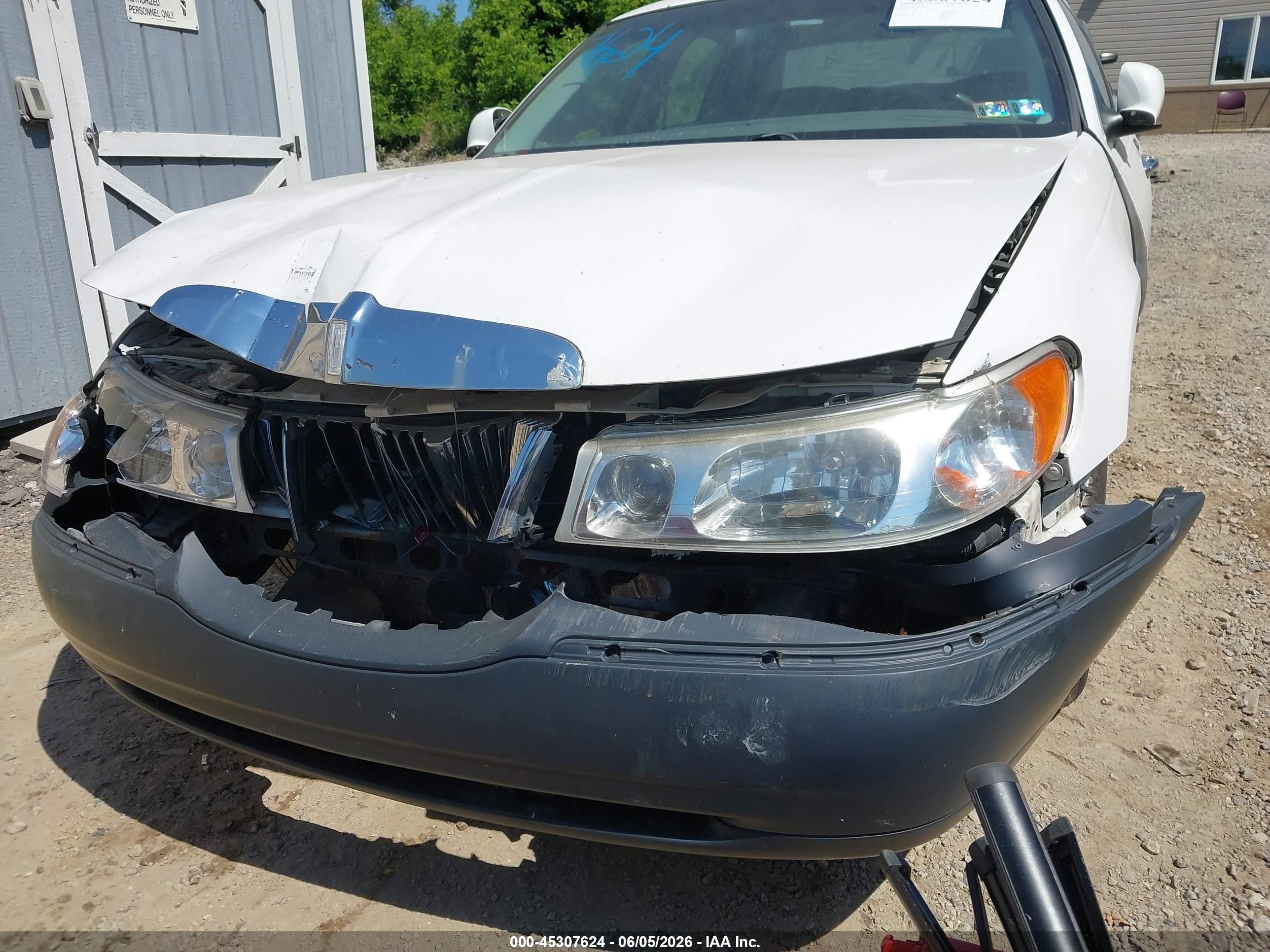 2000 Lincoln Town Car Executive White vin: 1LNHM81W6YY880235