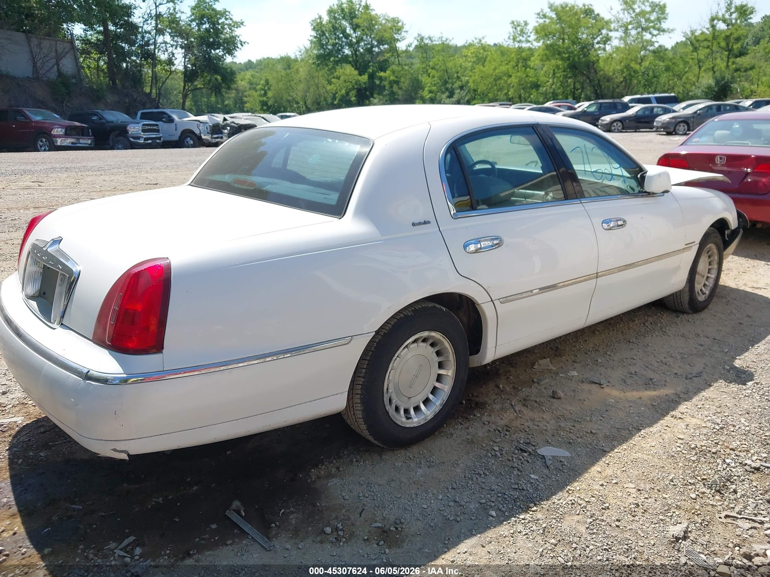 2000 Lincoln Town Car Executive White vin: 1LNHM81W6YY880235