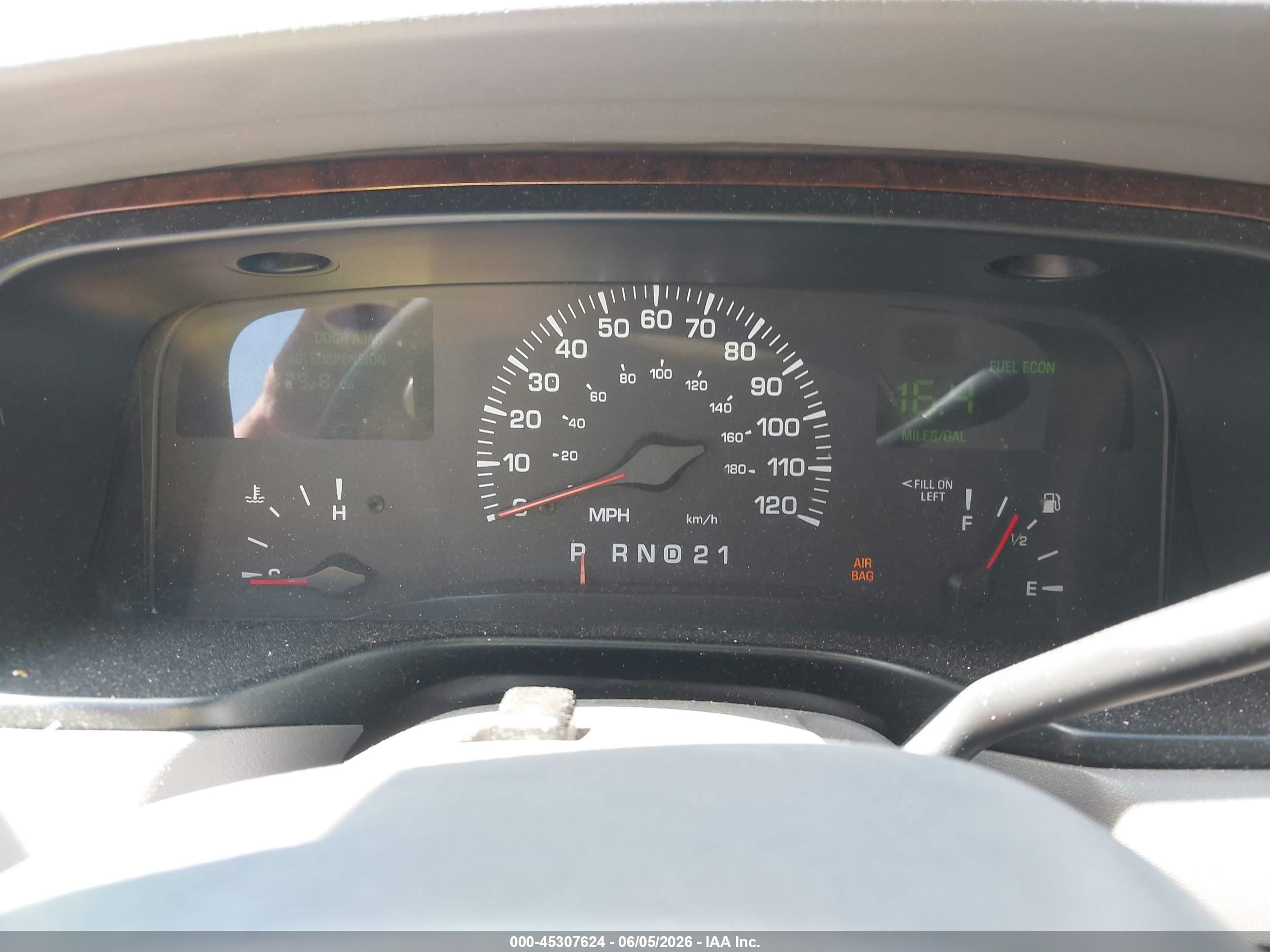 2000 Lincoln Town Car Executive White vin: 1LNHM81W6YY880235