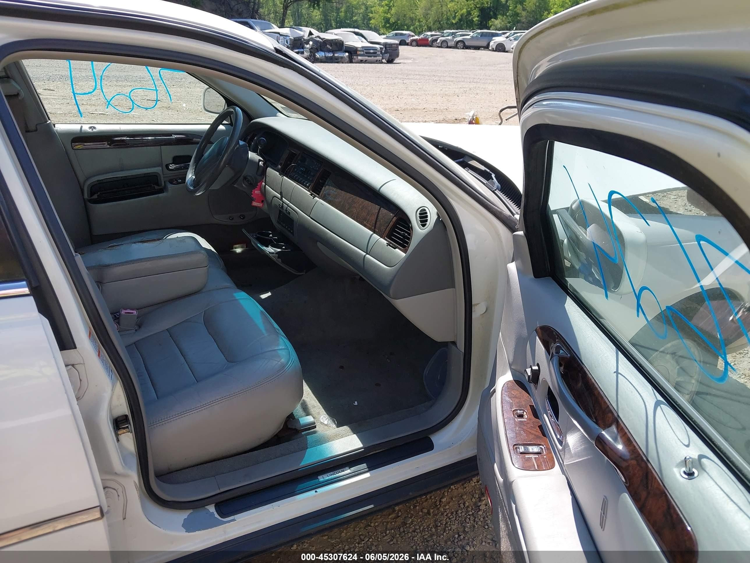 2000 Lincoln Town Car Executive White vin: 1LNHM81W6YY880235