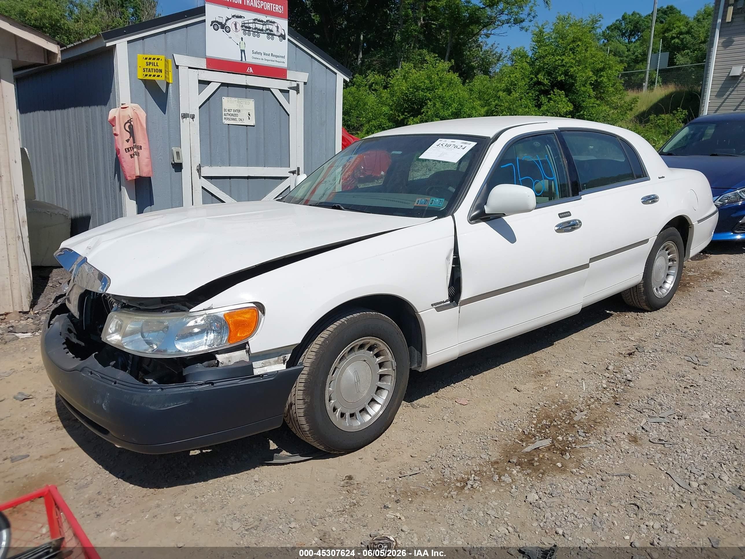 2000 Lincoln Town Car Executive White vin: 1LNHM81W6YY880235
