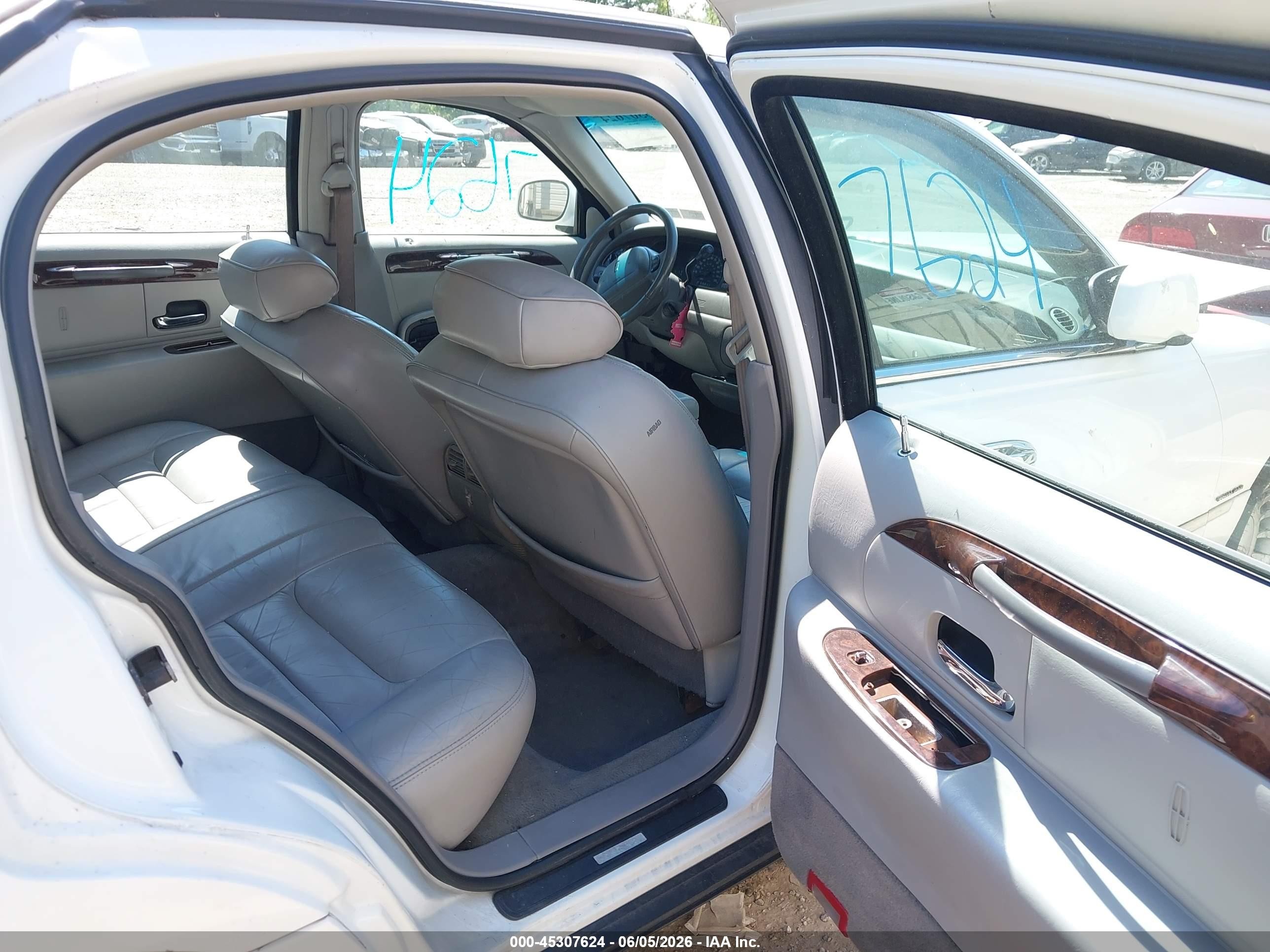 2000 Lincoln Town Car Executive White vin: 1LNHM81W6YY880235