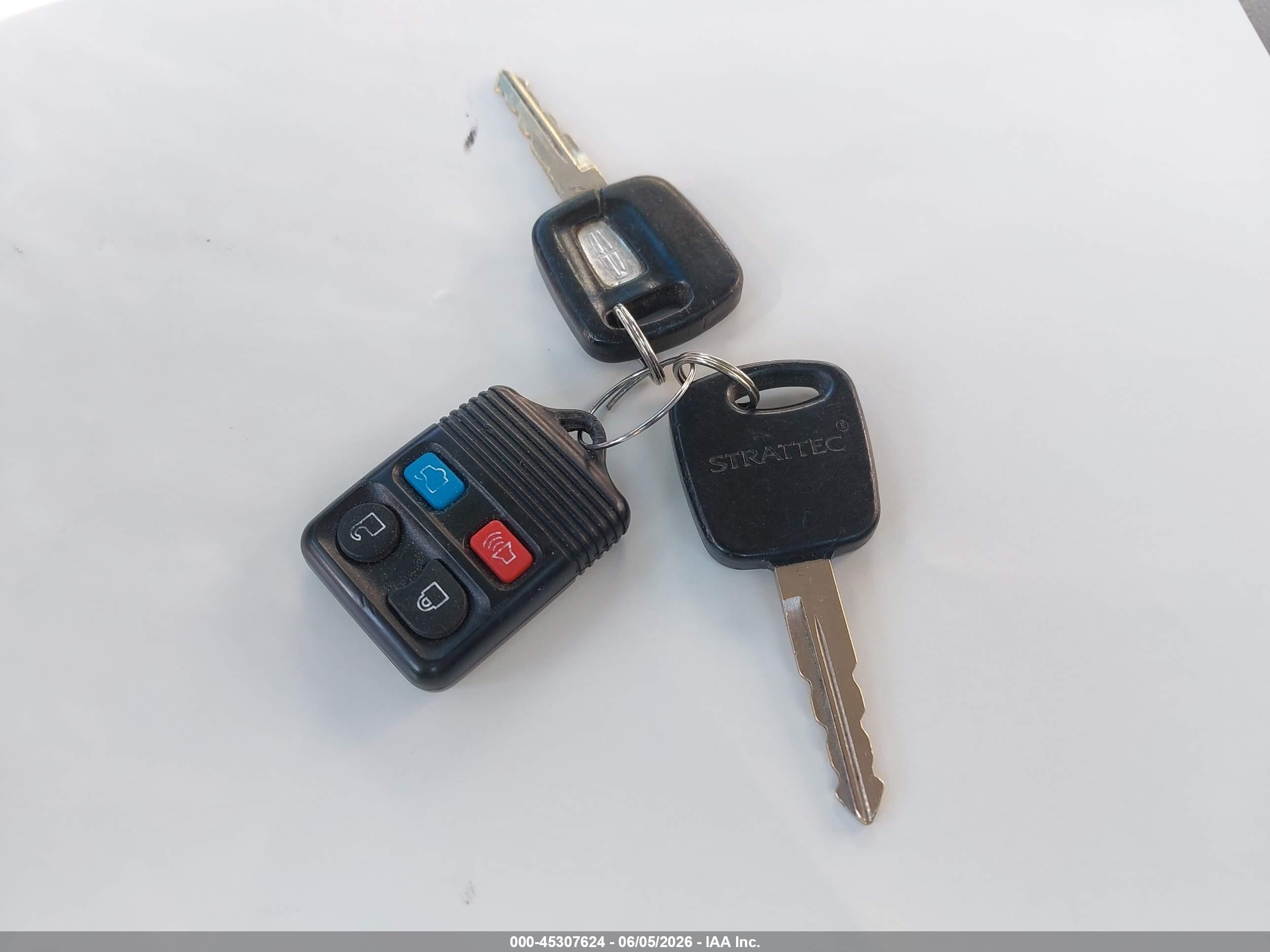 2000 Lincoln Town Car Executive White vin: 1LNHM81W6YY880235