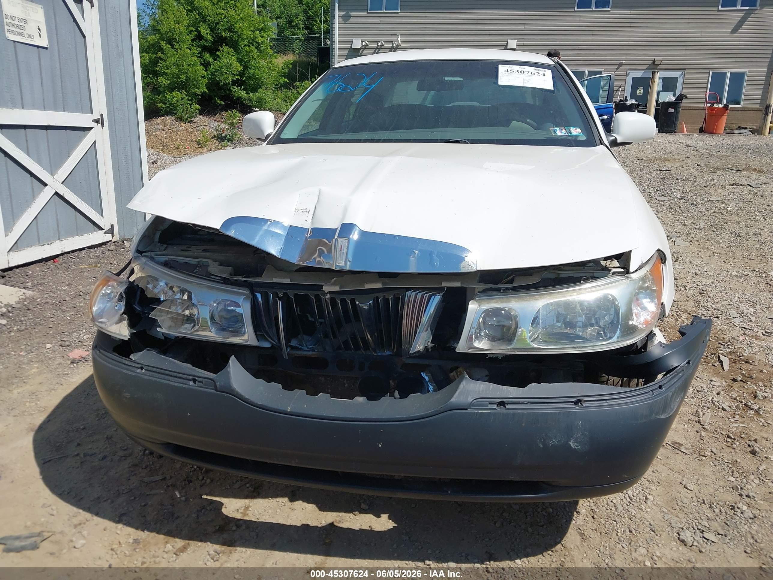 2000 Lincoln Town Car Executive White vin: 1LNHM81W6YY880235