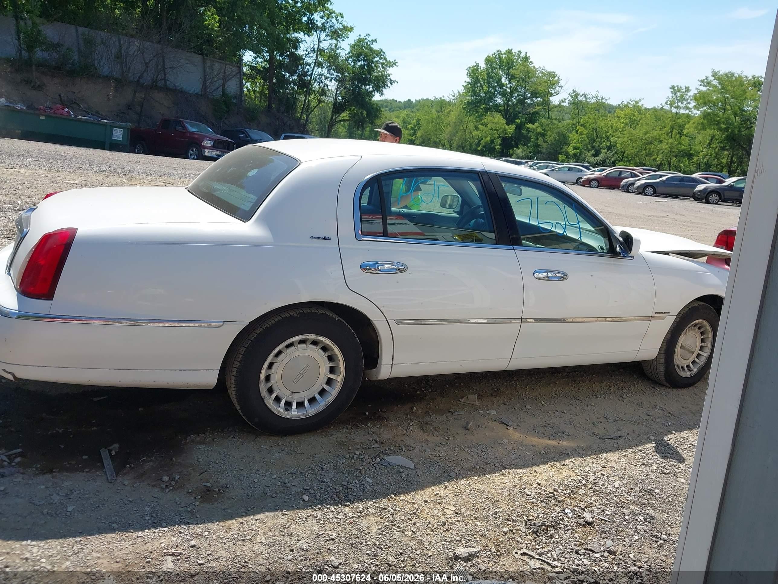 2000 Lincoln Town Car Executive White vin: 1LNHM81W6YY880235