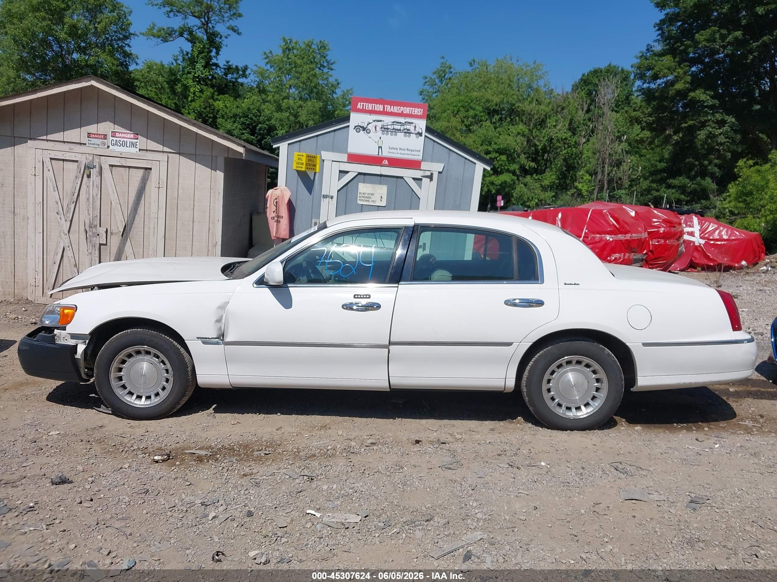 2000 Lincoln Town Car Executive White vin: 1LNHM81W6YY880235