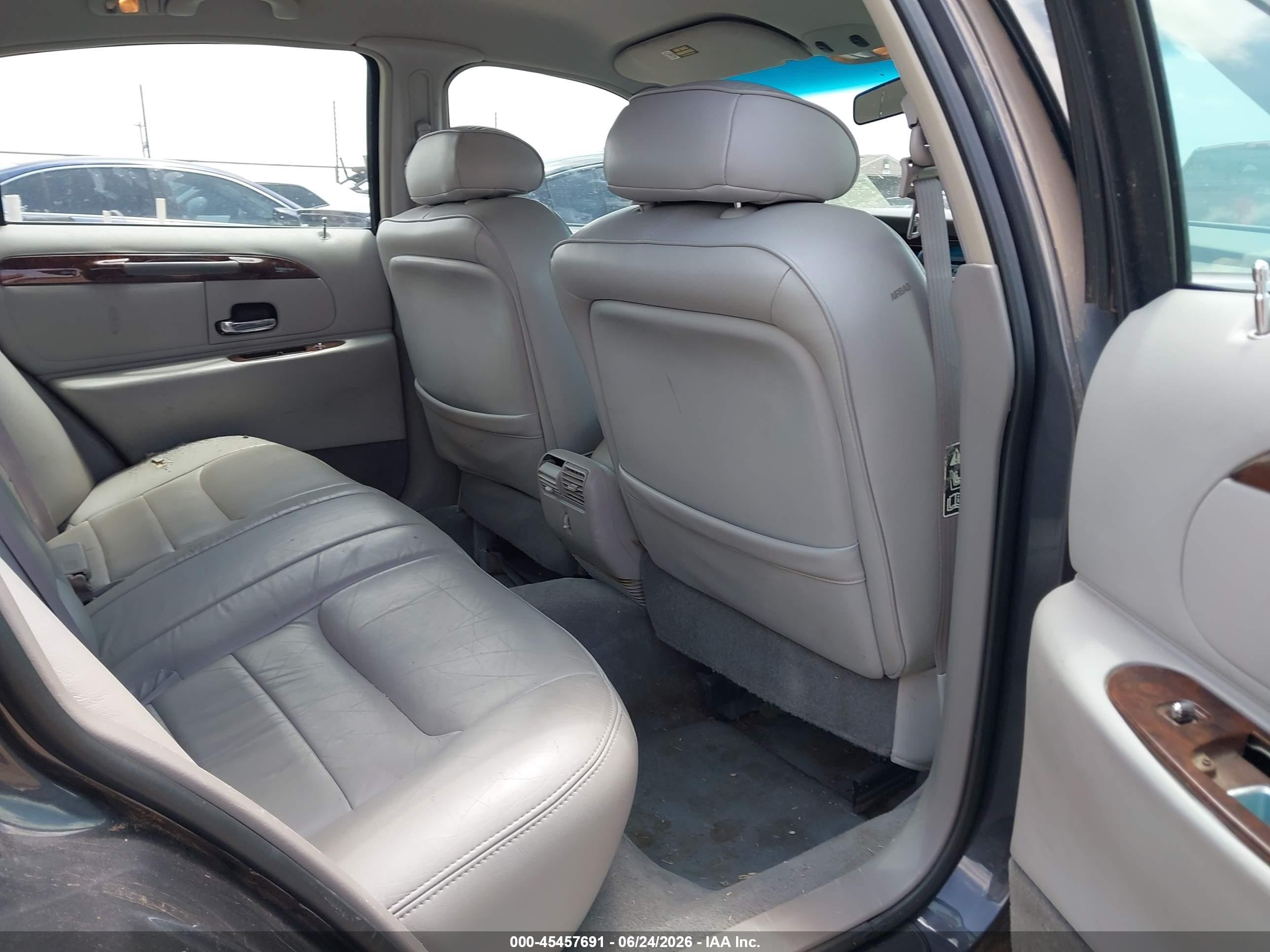 2000 Lincoln Town Car Executive Gray vin: 1LNHM81W6YY936965