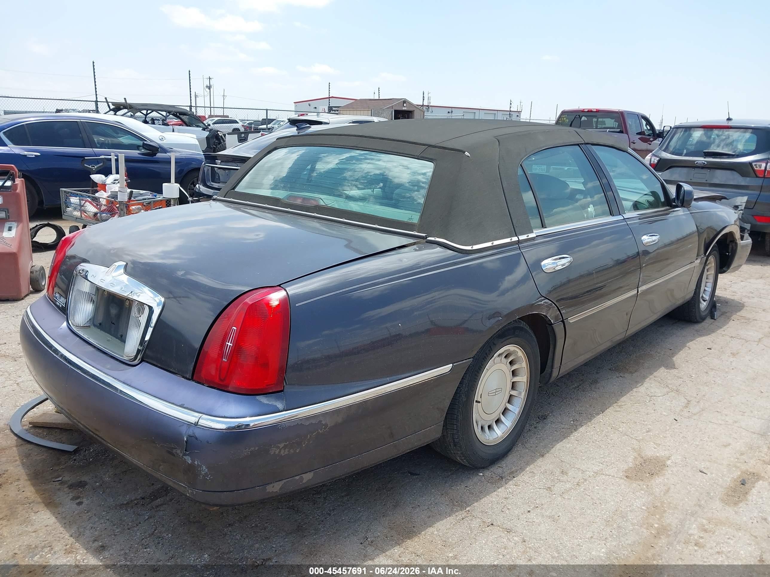 2000 Lincoln Town Car Executive Gray vin: 1LNHM81W6YY936965