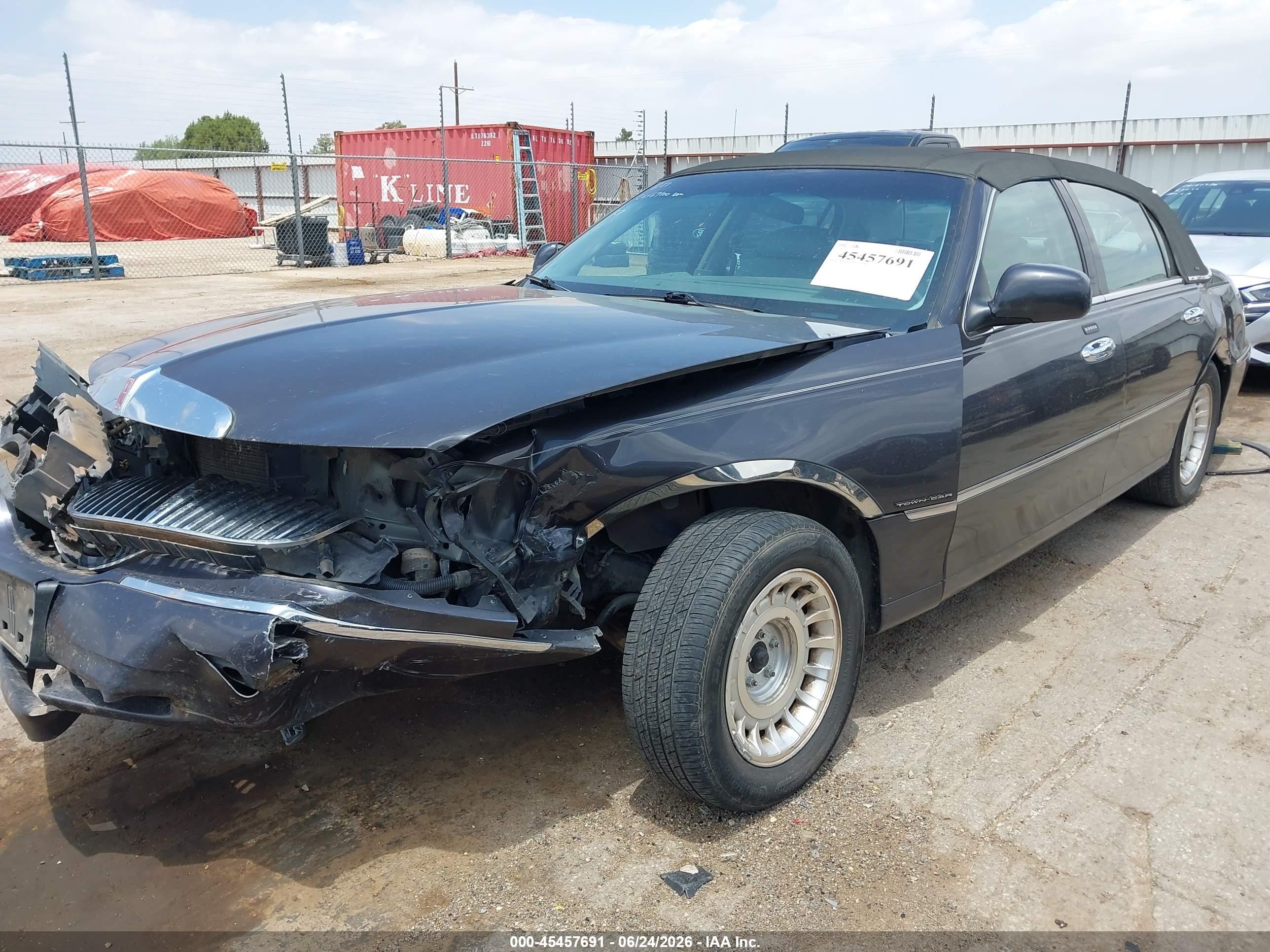2000 Lincoln Town Car Executive Gray vin: 1LNHM81W6YY936965