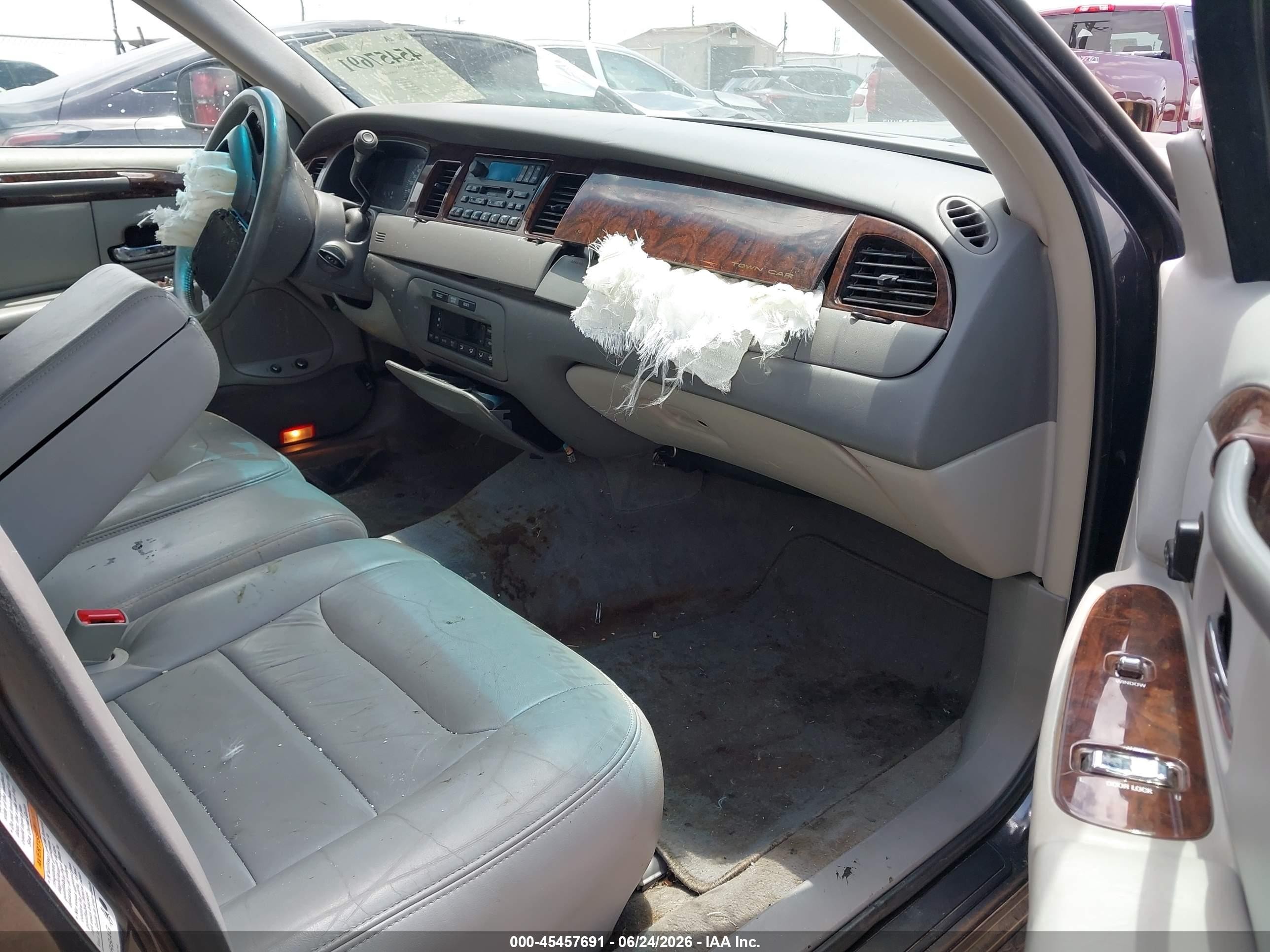 2000 Lincoln Town Car Executive Gray vin: 1LNHM81W6YY936965