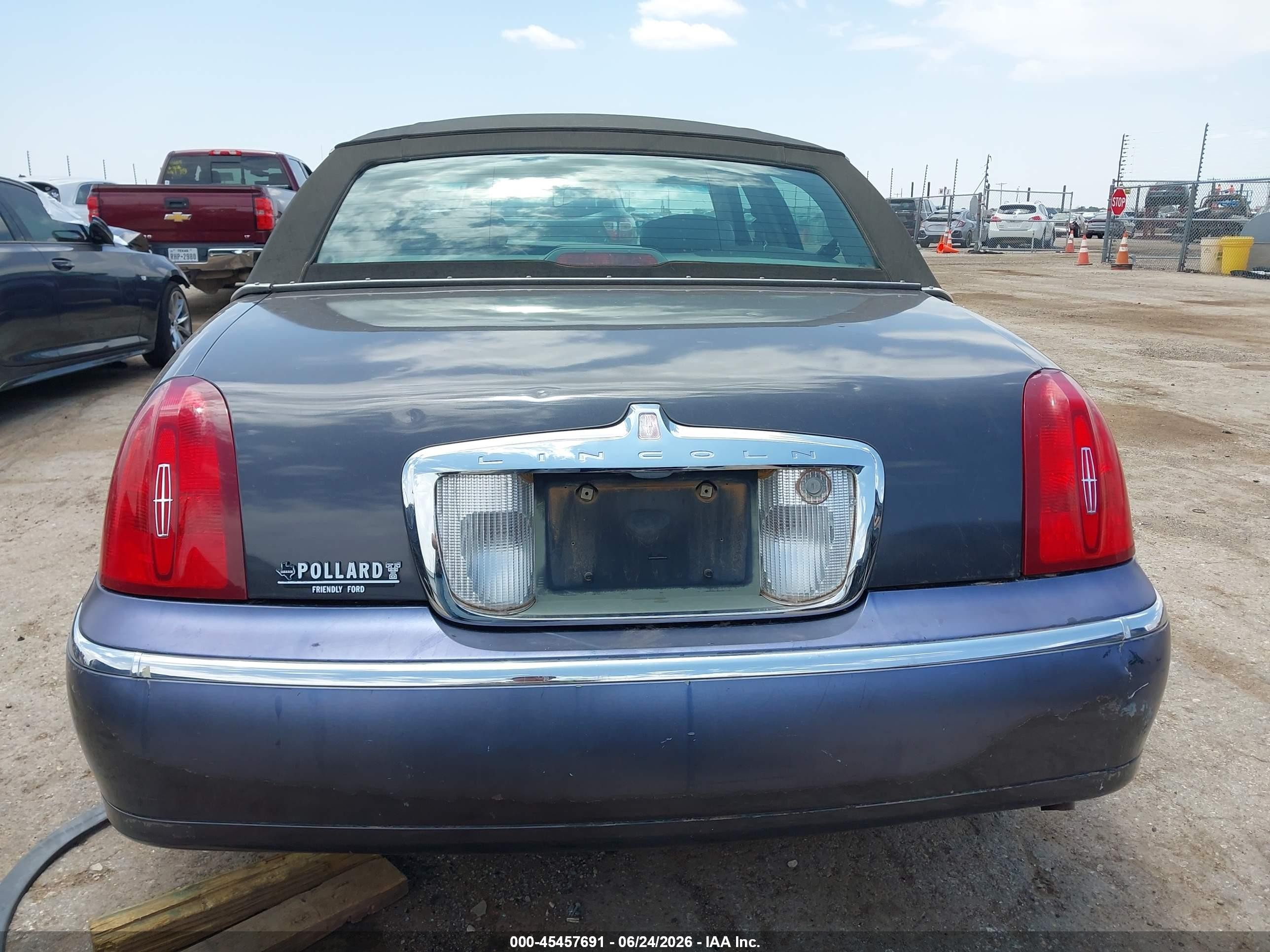 2000 Lincoln Town Car Executive Gray vin: 1LNHM81W6YY936965